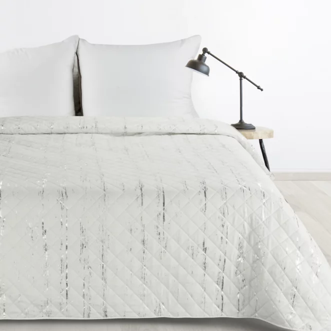 Narzuta biało, srebrna 200x220 cm zdobiona przecieranym wzorem i pikowana metodą hot press BLINK 1 DESIGN 91 Eurofirany