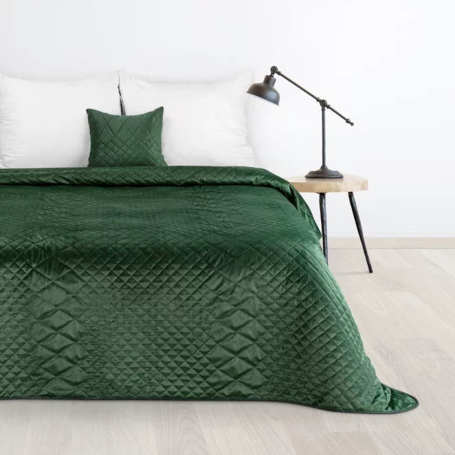 Narzuta welwetowa ciemnozielona 220x240 cm pikowana metodą hot press w geometryczny wzór LUIZ 3 DESIGN 91 Eurofirany