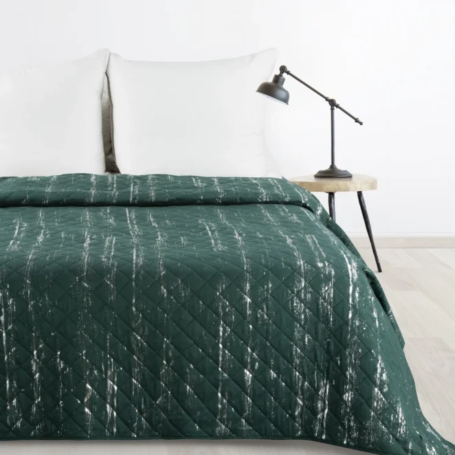 Narzuta ciemnozielono, srebrna 170x210 cm zdobiona przecieranym wzorem i pikowana metodą hot press BLINK 1 DESIGN 91 Eurofirany