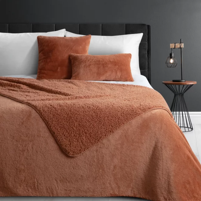 Narzuta dwustronna z przyjemnego futerka i tkaniny barankowej pudrowa 220x240 cm NINA Eurofirany Premium