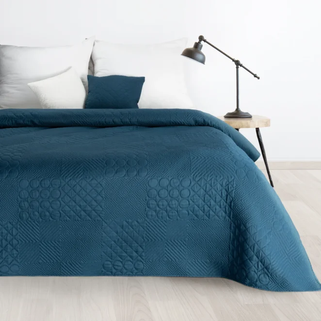 Narzuta granatowa 170x210 cm z patchworkowym motywem wytłaczanym techniką hot press BONI 5 DESIGN 91 Eurofirany