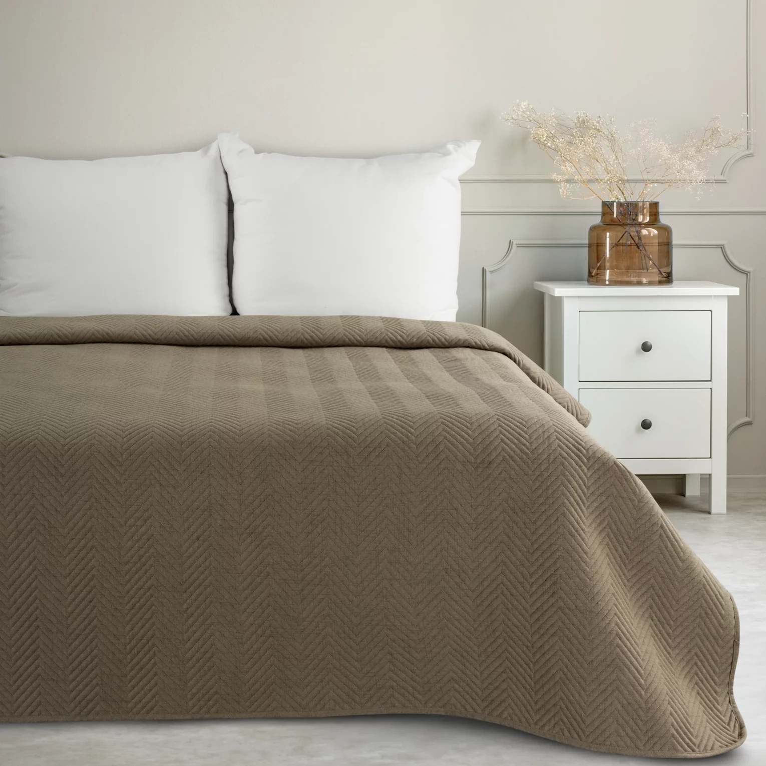 Narzuta z tkaniny o strukturze lnu ciemnobeżowa 170x210 cm pikowana w wzór jodełki LEN 3 EUROFIRANY PREMIUM L