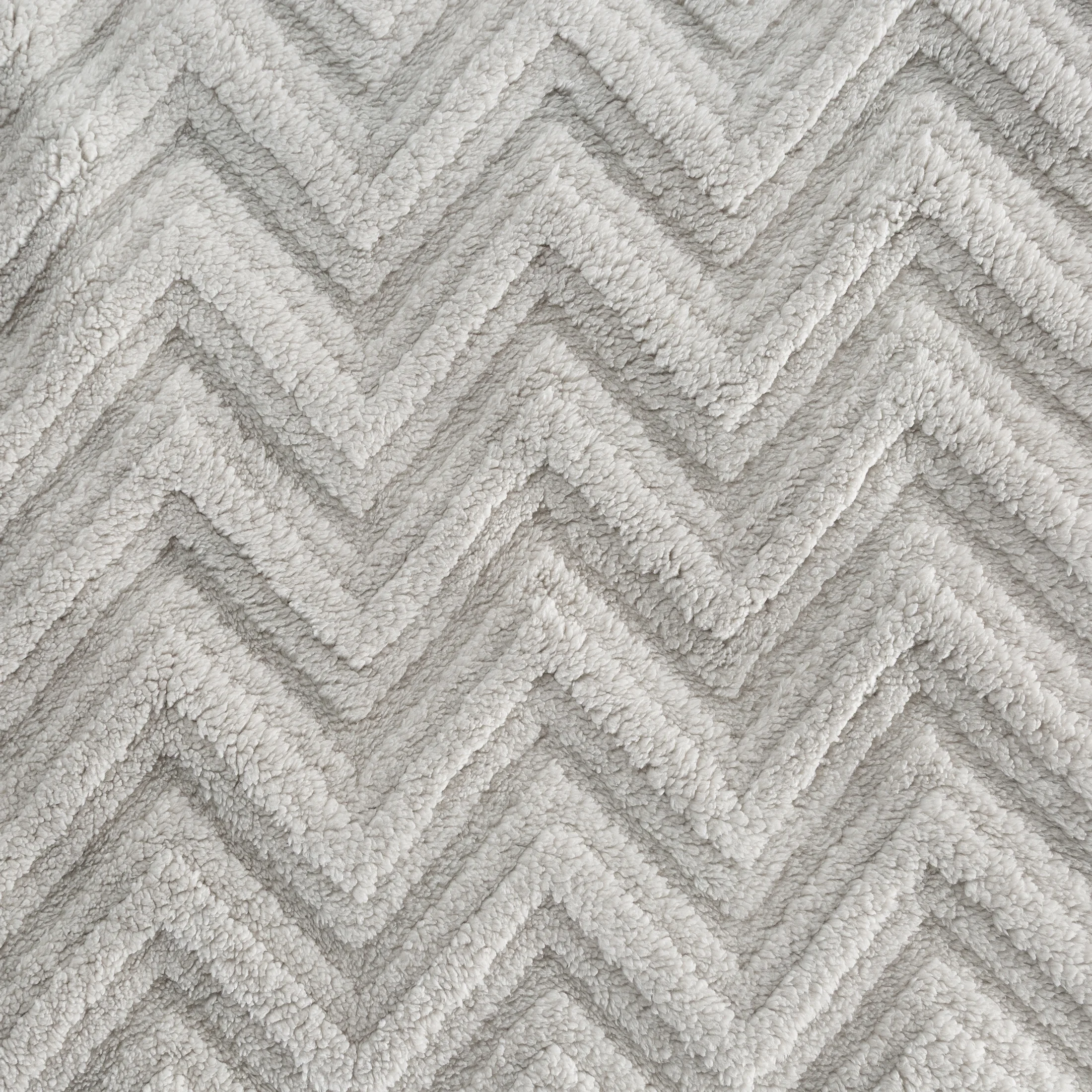 Narzuta na fotel-koc flano 70x160 cm srebrny zdobiony wytłaczanym 3D wzorem jodełki JODŁA Design 91 Eurofirany