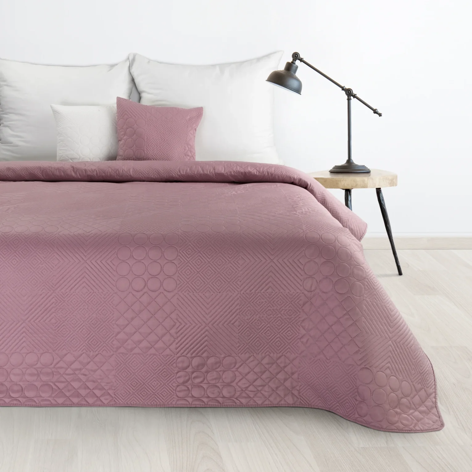 Narzuta różowa 220x240 cm z patchworkowym motywem wytłaczanym techniką hot press BONI 5 DESIGN 91 Eurofirany