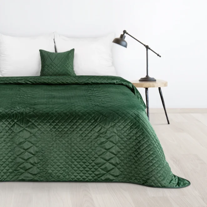Narzuta welwetowa ciemnozielona 220x240 cm pikowana metodą hot press w geometryczny wzór LUIZ 3 DESIGN 91 Eurofirany