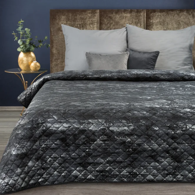Narzuta welwetowa czarno, srebrna 170x210 cm pikowana metodą hot press z wzorem błyszczącej przecierki BLINK 3 EUROFIRANY PREMIUM