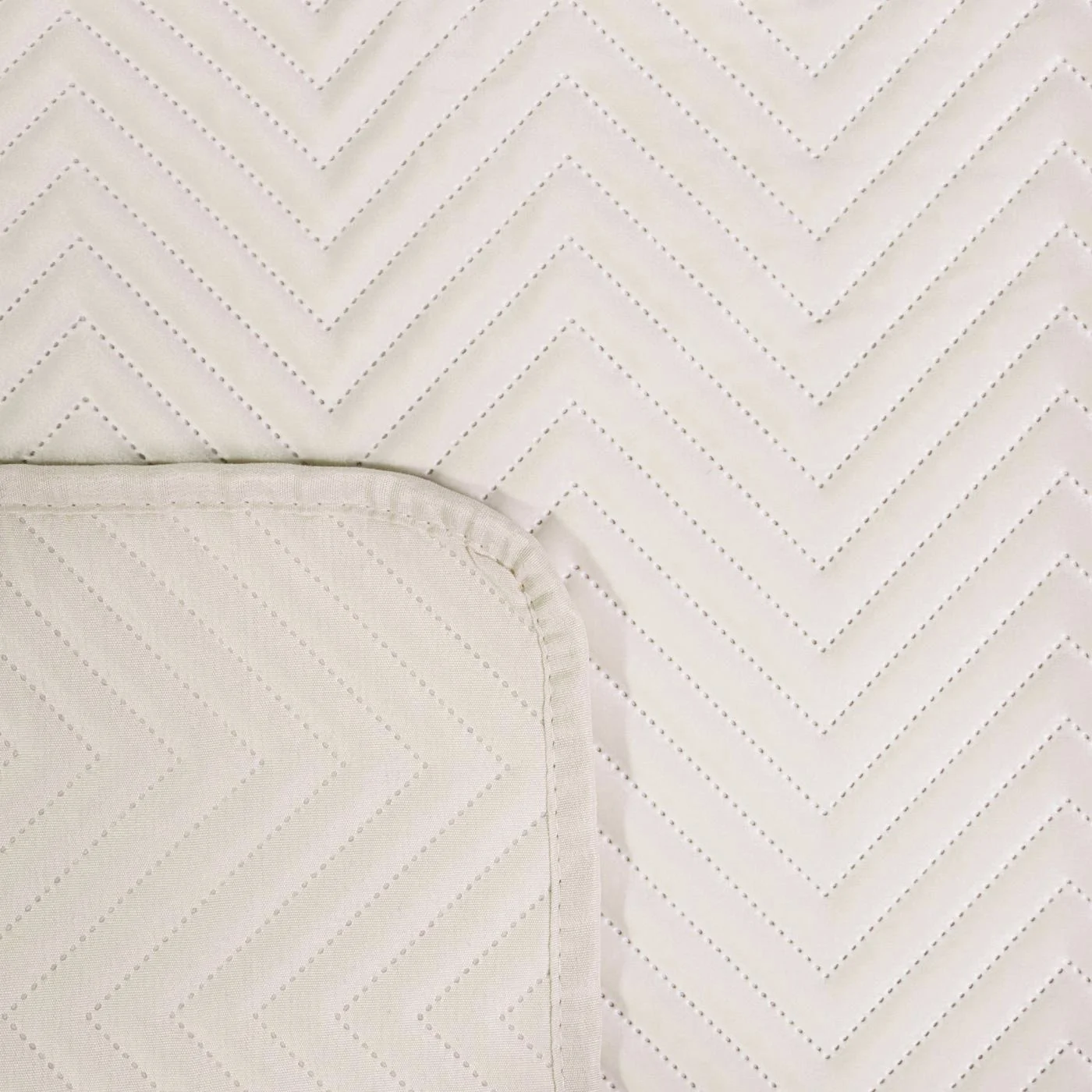 Narzuta welwetowa na fotel kremowa 70x160 cm pikowana w jodełkę metodą hot press SOFIA EUROFIRANY PREMIUM