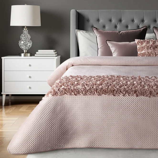 Narzuta welwetowa pudrowa 220x240 cm zdobiona pasem róż 3D ROSES Eva Minge Eurofirany