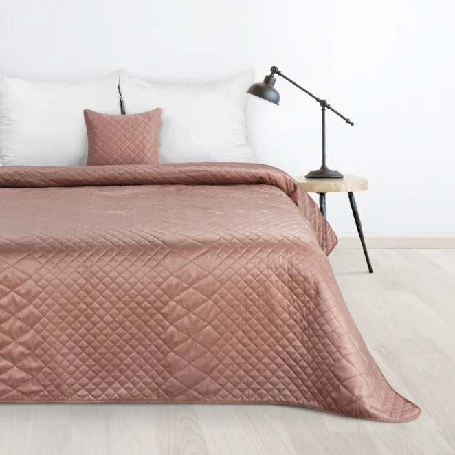 Narzuta welwetowa różowa 170x210 cm pikowana metodą hot press w geometryczny wzór LUIZ 3 DESIGN 91 Eurofirany