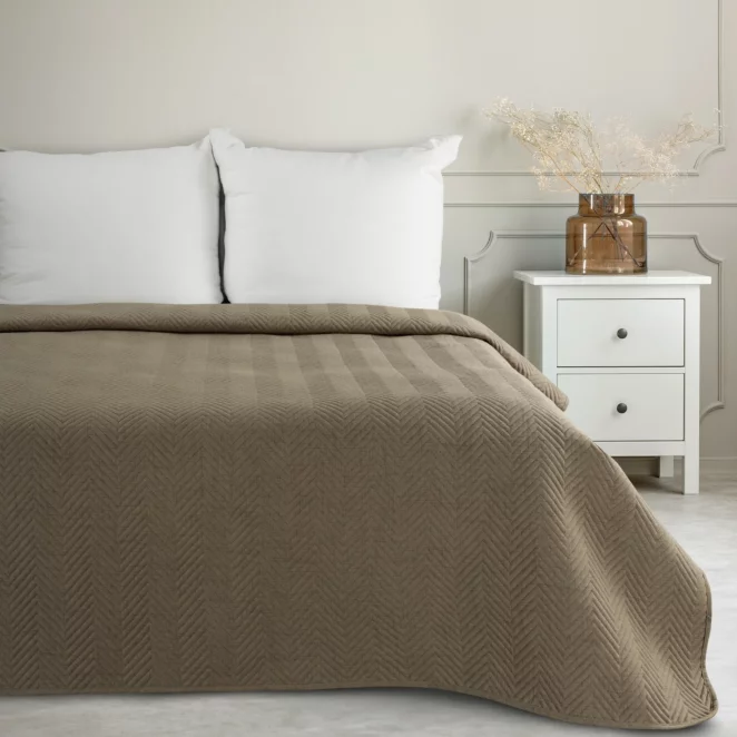Narzuta z tkaniny o strukturze lnu ciemnobeżowa 170x210 cm pikowana w wzór jodełki LEN 3 EUROFIRANY PREMIUM L