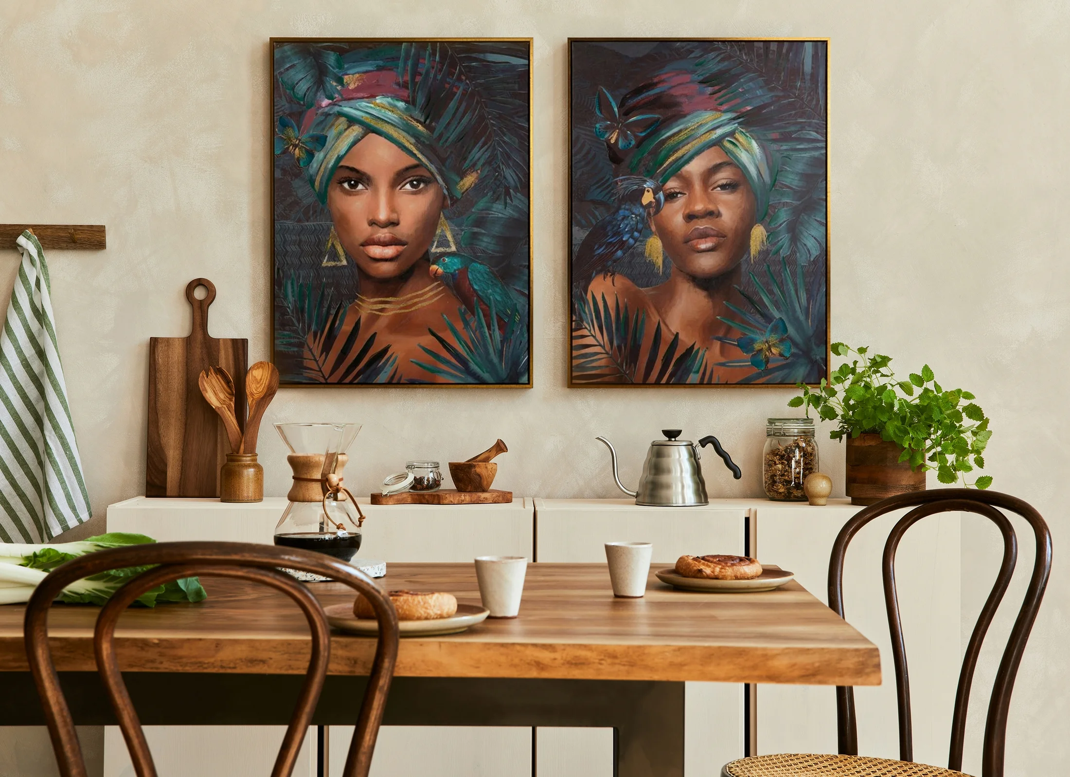 Obraz postaci ciemnoturkusowy ręcznie malowany na płótnie w złotej ramce 60x80 cm BELLE 2 Eurofirany