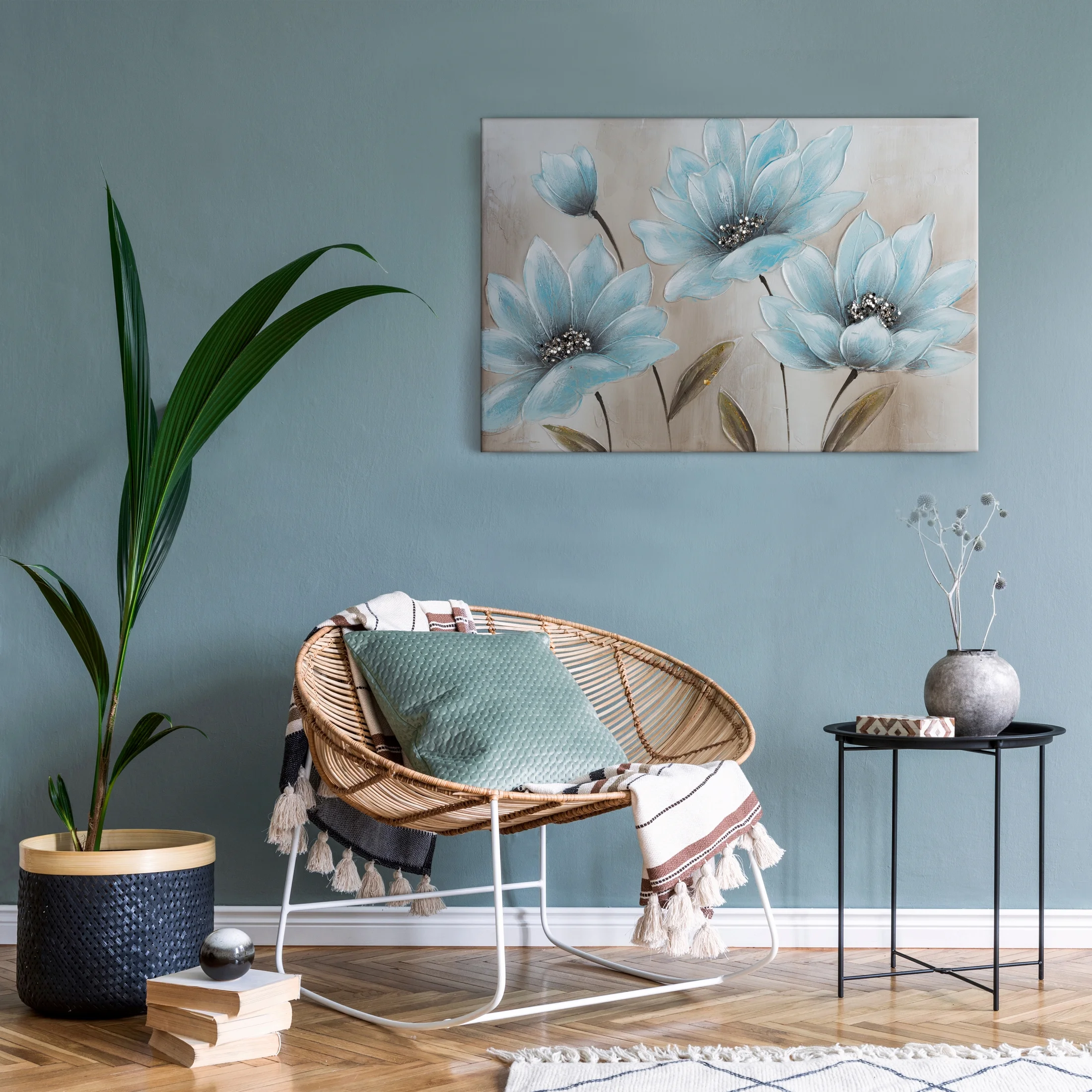 Obraz z kwiatami błękitno, beżowy ręcznie malowany na płótnie wykończony lśniącym brokatem 90x60 cm BLOOM 3 Eurofirany