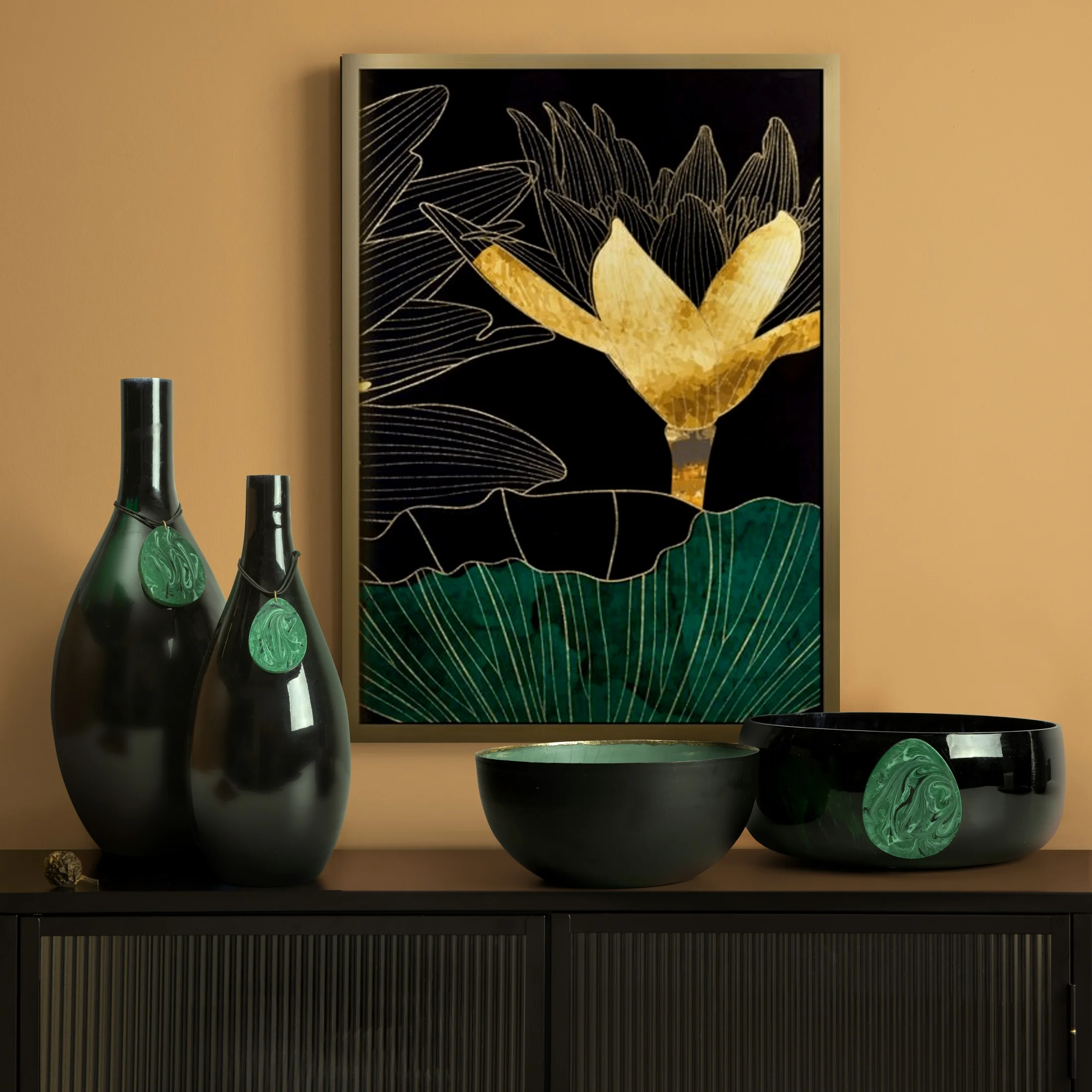 Obraz kwiatowy zielony z nadrukiem liści i kwiatów w złotej ramce 53x73 cm