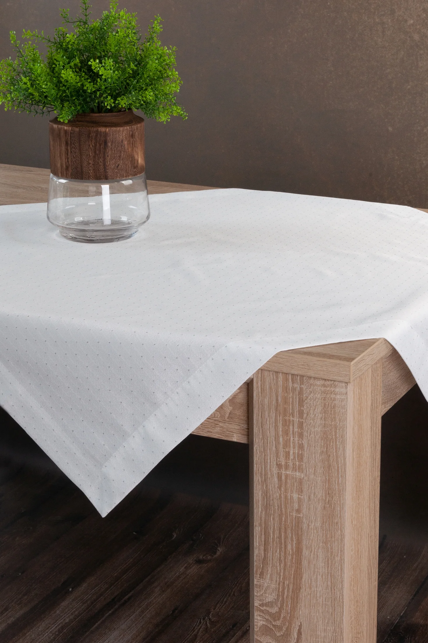 Bieżnik na stół biały 85x85 cm ELIZA zdobiony srebrną błyszczącą nicią z elegancką listwą