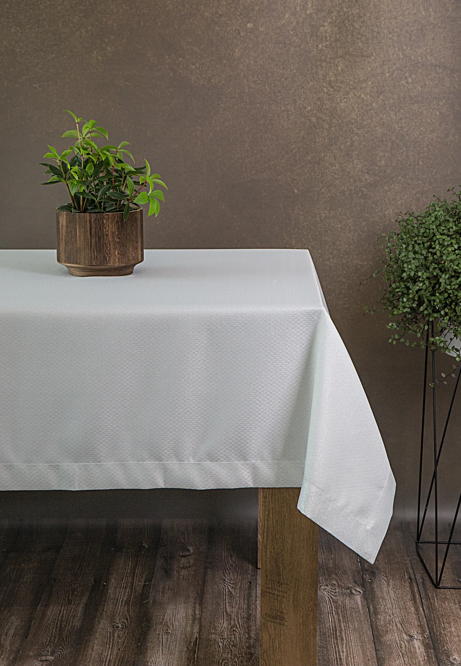 Obrus biały 145x400 cm JOWITA zdobiony srebrną błyszczącą nicią w wzór geometryczny z elegancką listwą
