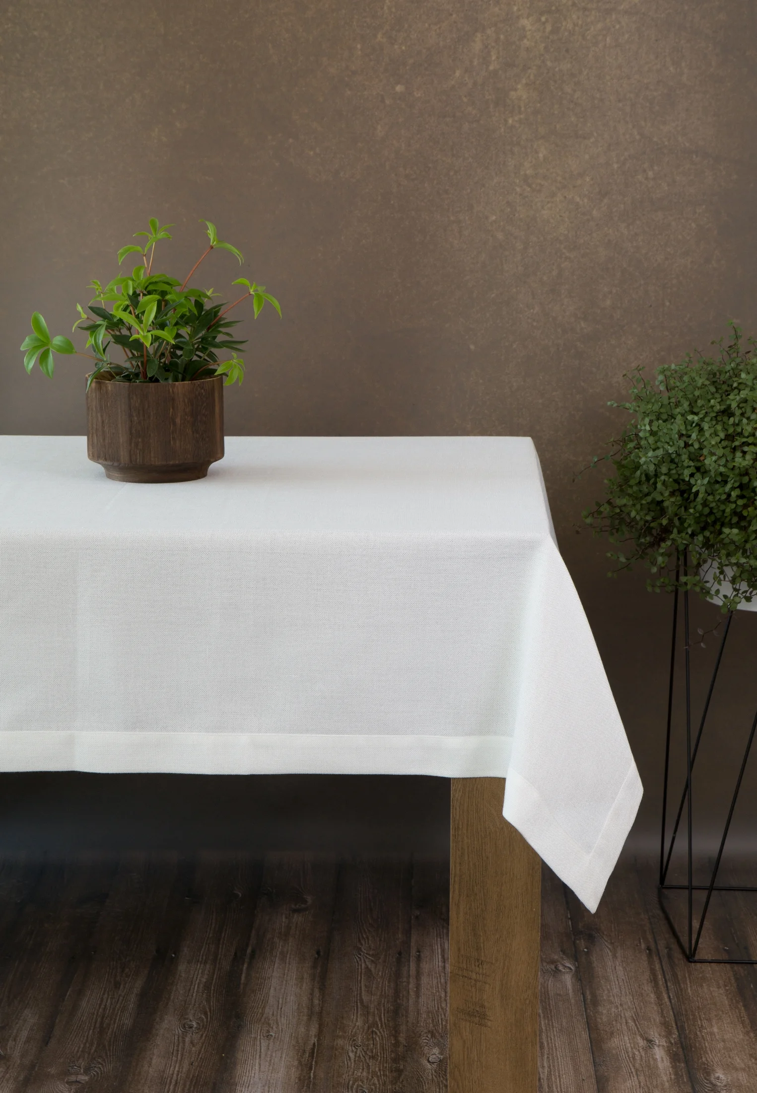 Obrus biały 140x220 cm z tkaniny przypominającej płótno STELLA 2 z podwójną listwą na brzegach