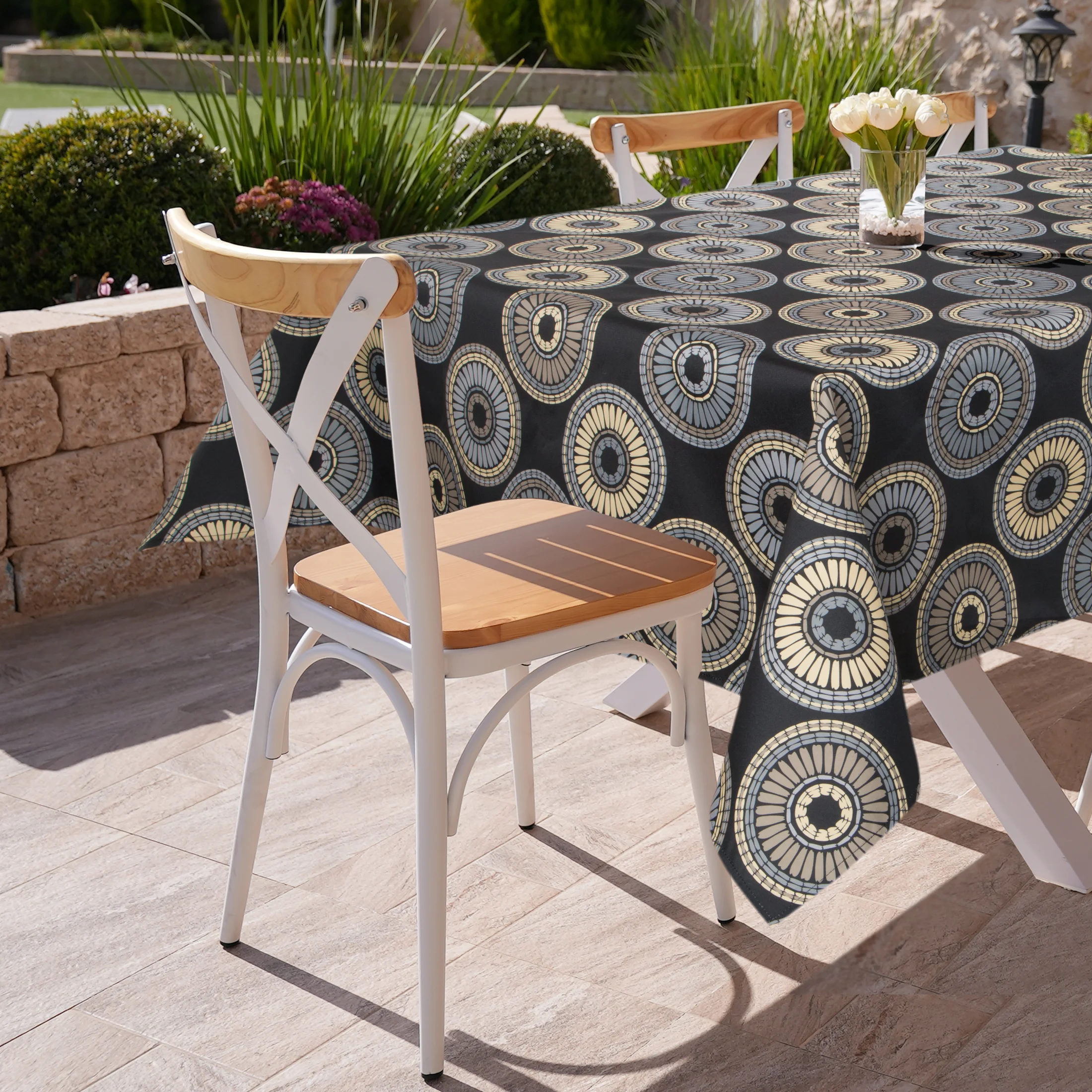 Obrus czarno, beżowy 140x220 cm wodoodporny GARDEN na taras oraz balkon w mandale