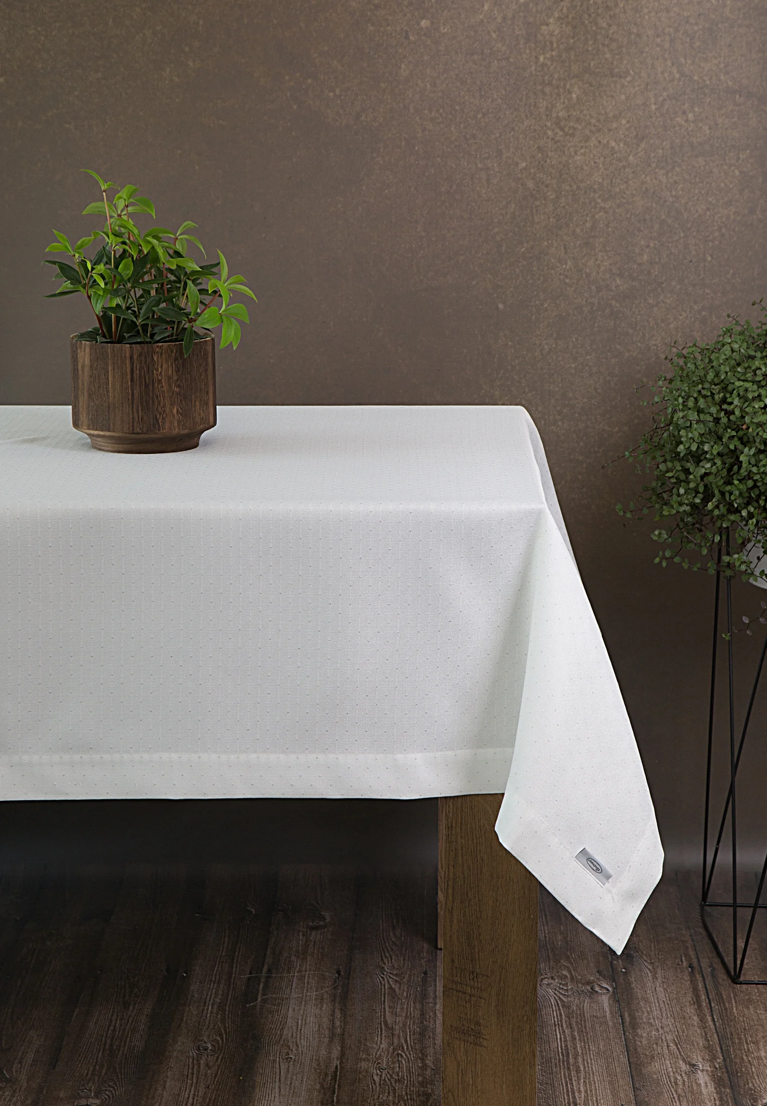 Obrus biały 140x240 cm ELLEN zdobiony drobnymi srebrnymi kropkami i elegancką listwą