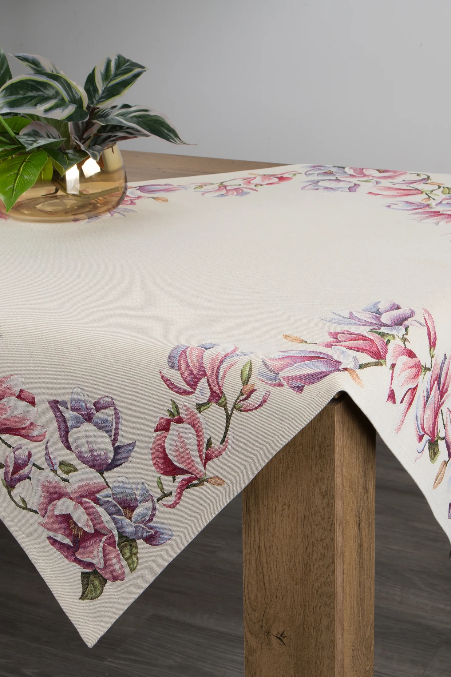 Obrus naturalno, różowy 100x100 cm gobelinowy zdobiony motywem kwiatów magnolii