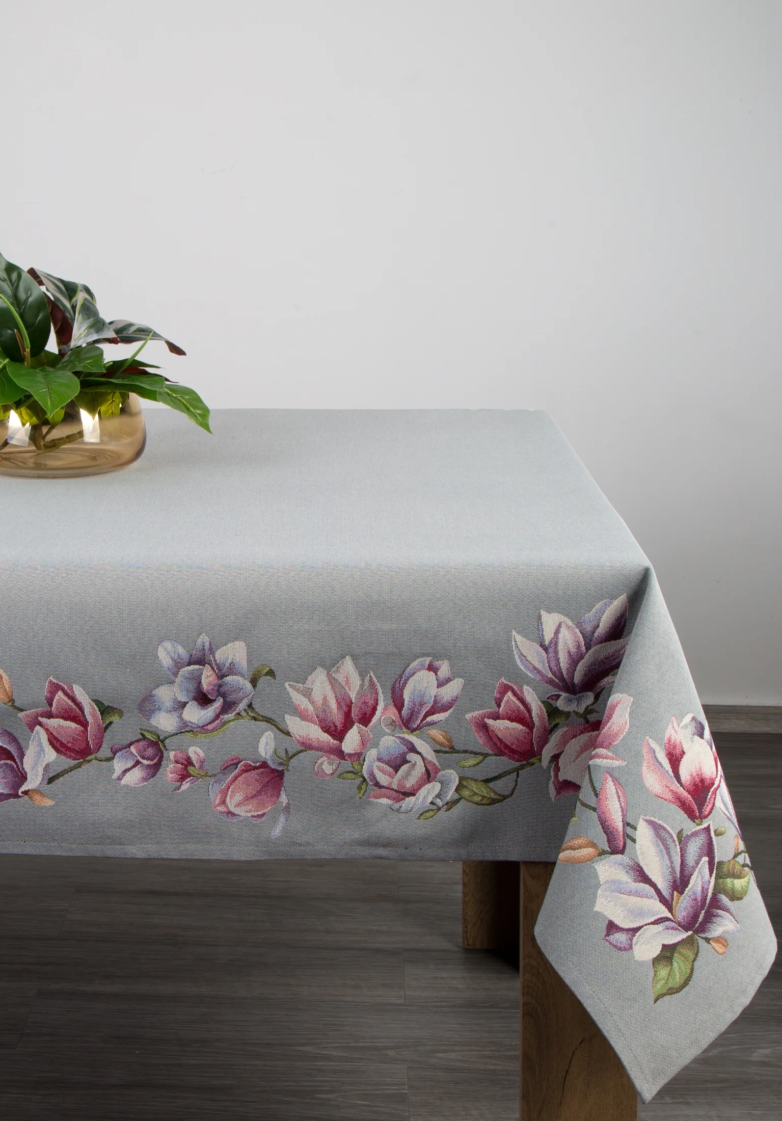 Obrus popielato, różowy 140x180 cm gobelinowy zdobiony motywem kwiatów magnolii