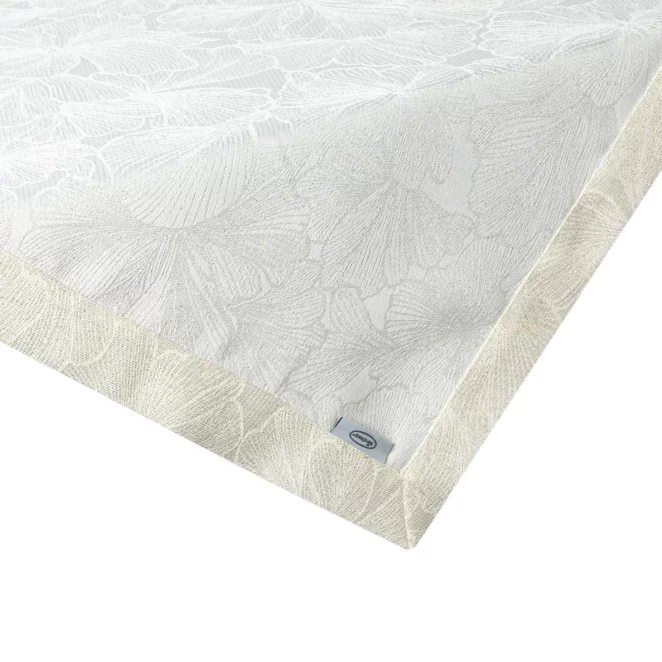 Bieżnik na stół kremowy 85x85 cm LILIAN z delikatnym wzorem liści z tkaniny przeplatanej złotą nicią z elegancką podwójną listwą