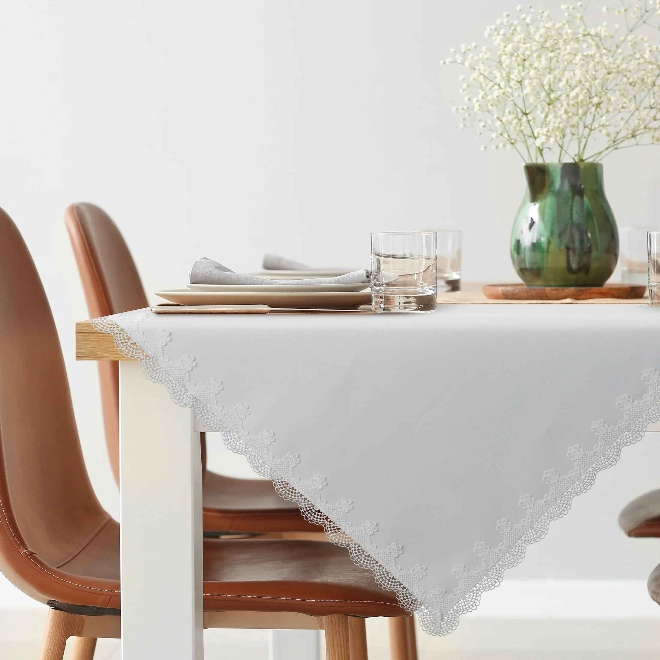 Obrus na stół 85x85 cm biały zdobiony haftowaną koronką - RITA Eurofirany