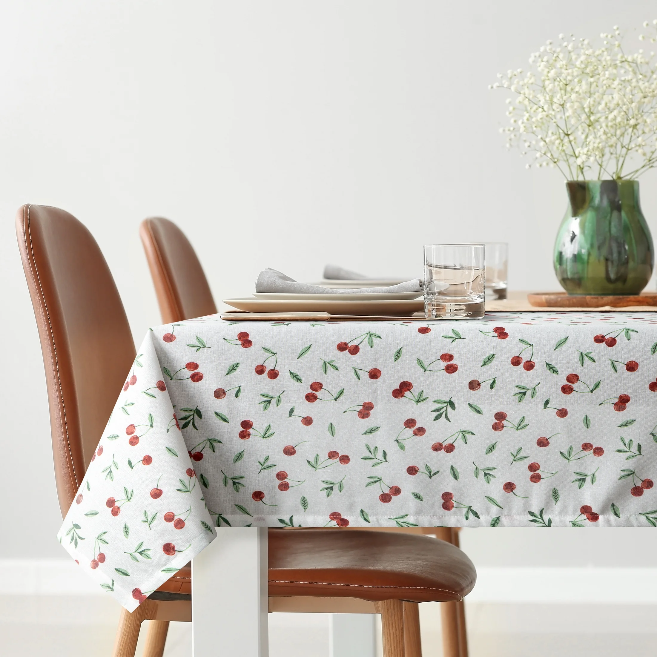 Obrus na stół plamoodporny 140x220 cm biało, czerwony z motywem wiśni - CHERRY Eurofirany