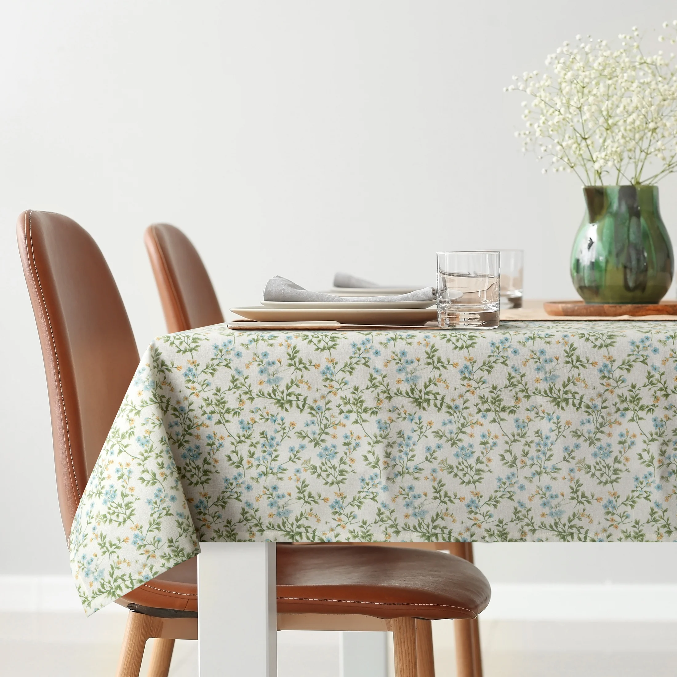 Obrus na stół plamoodporny 140x220 cm kremowo, zielony w drobne kwiaty - TARA Eurofirany