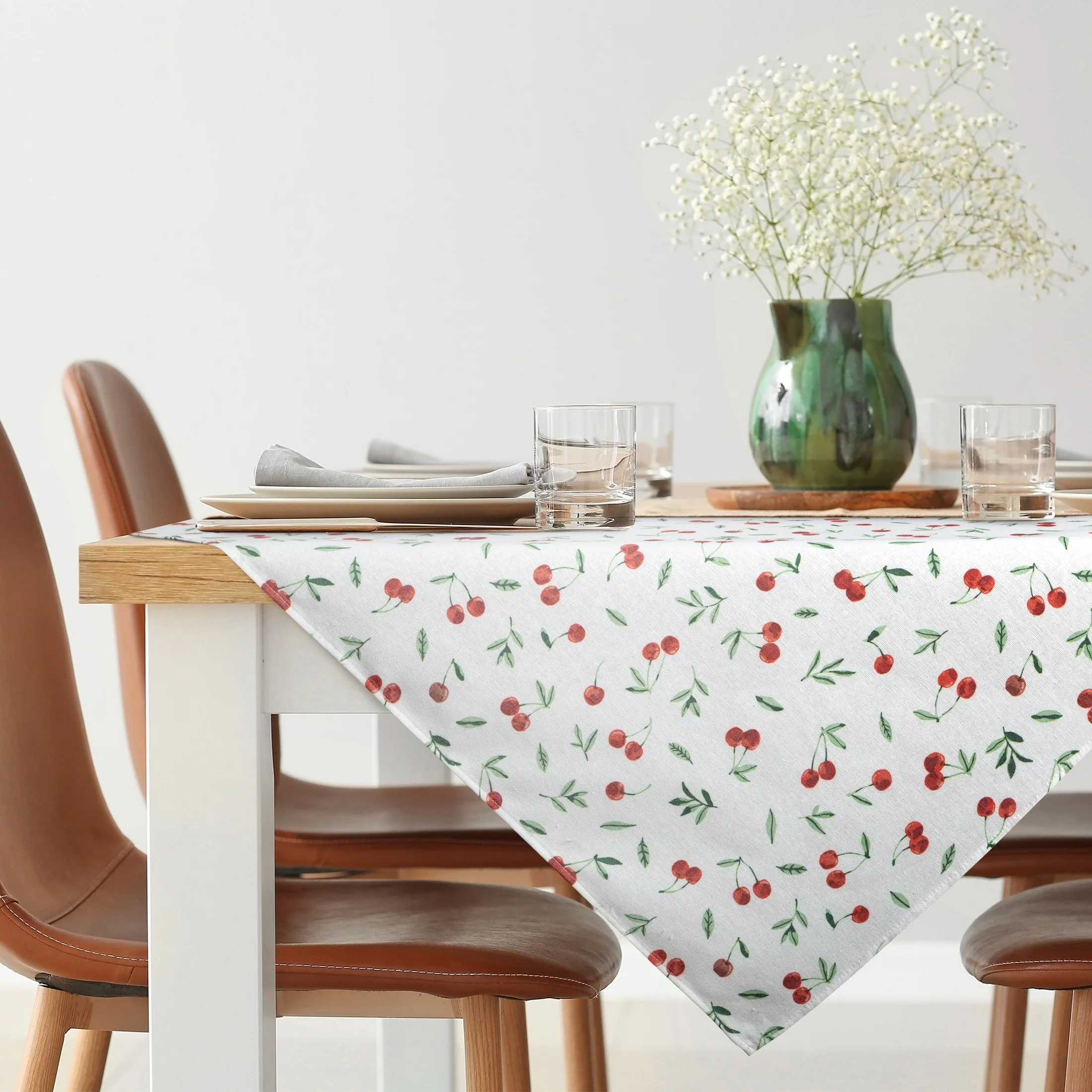 Obrus na stół plamoodporny 85x85 cm biało, czerwony z motywem wiśni - CHERRY Eurofirany