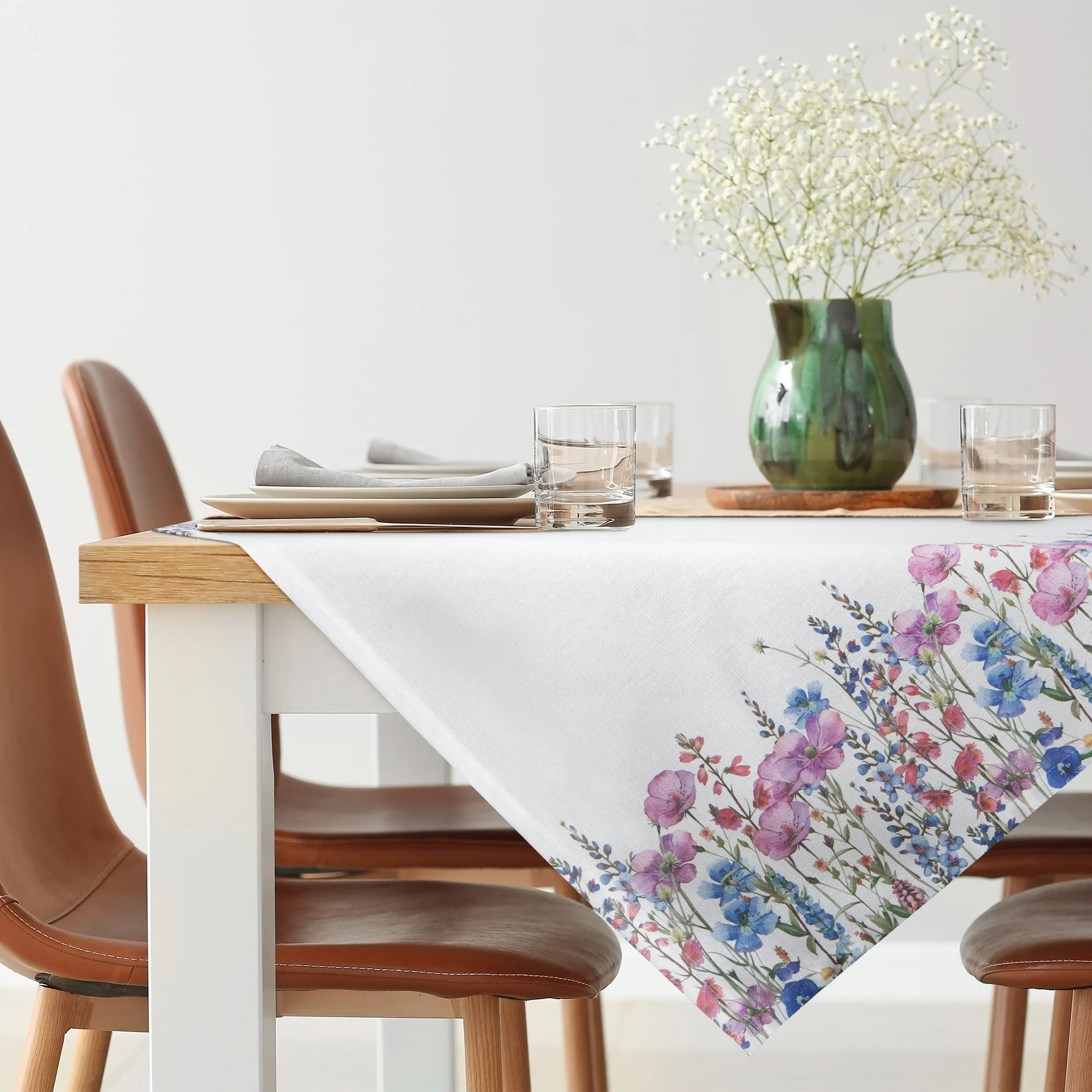 Obrus na stół plamoodporny 85x85 cm biało, różowy z motywem wiosennych kwiatów - RUBY Eurofirany