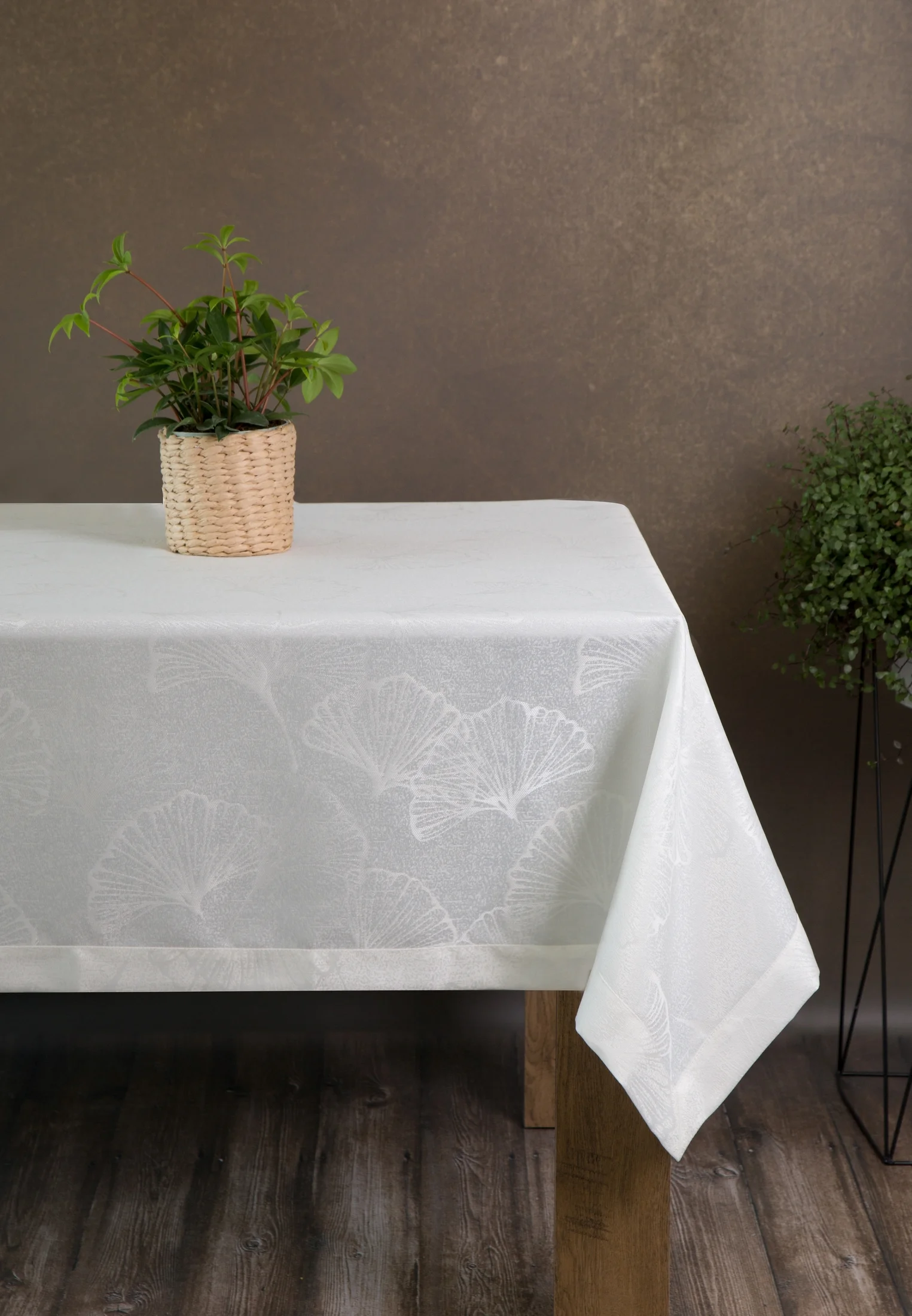 Obrus plamoodporny ecru DORIS z żakardowym wzorem liści gingko 140x180 cm Eurofirany