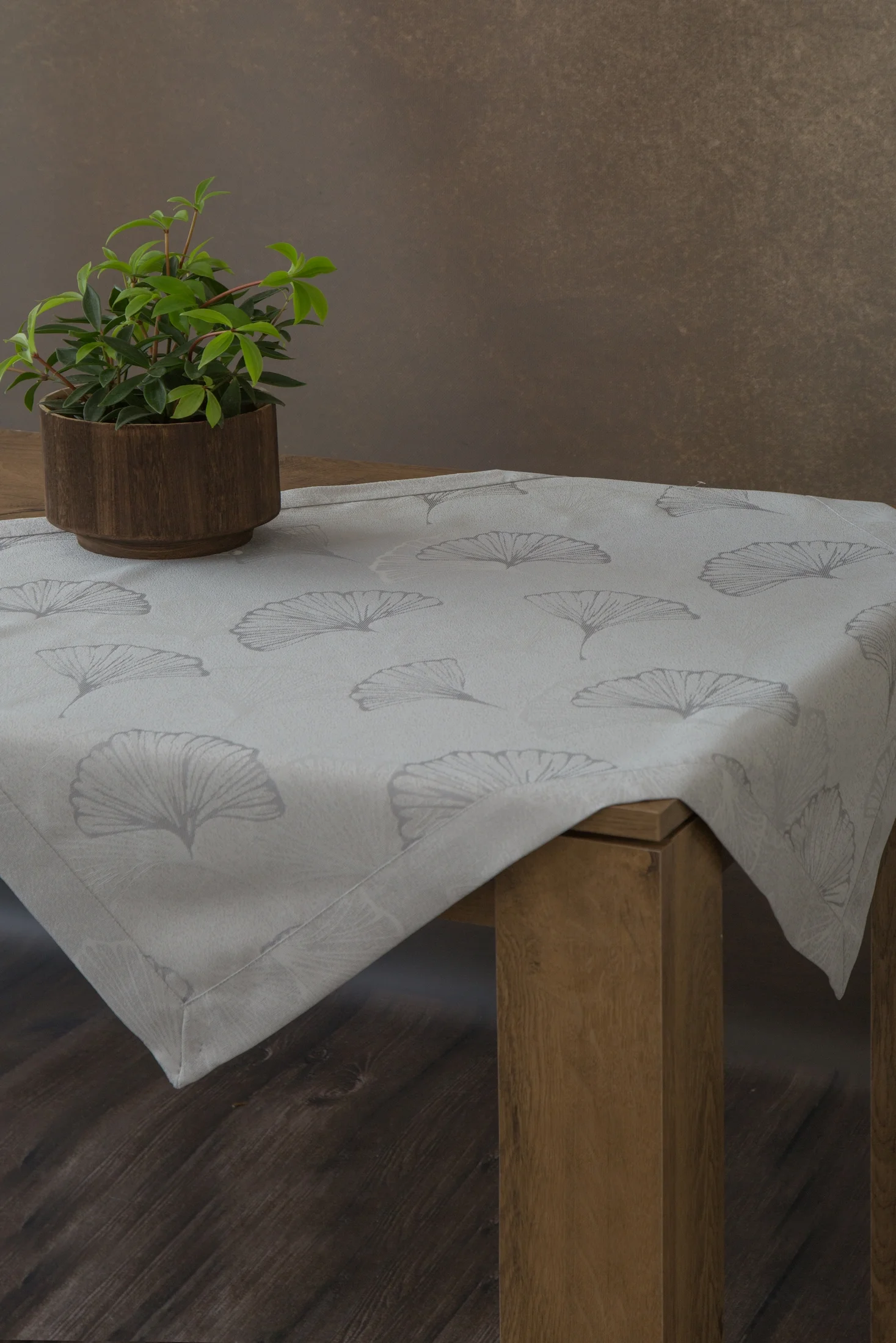 Obrus plamoodporny srebrny DORIS z żakardowym wzorem liści gingko 85x85 cm Eurofirany