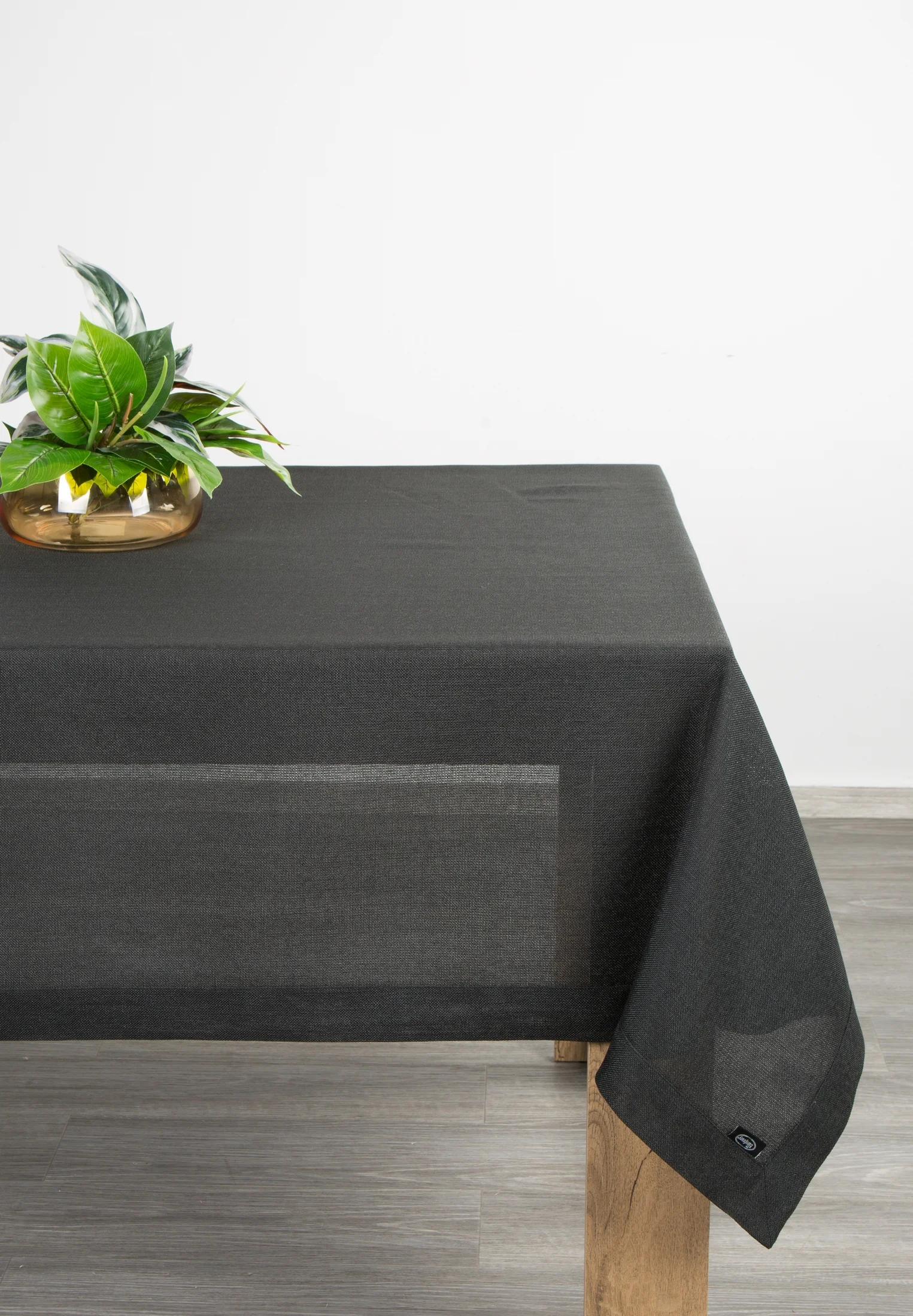 Obrus czarny 140x300 cm z tkaniny przypominającej płótno STELLA 2 z podwójną listwą na brzegach