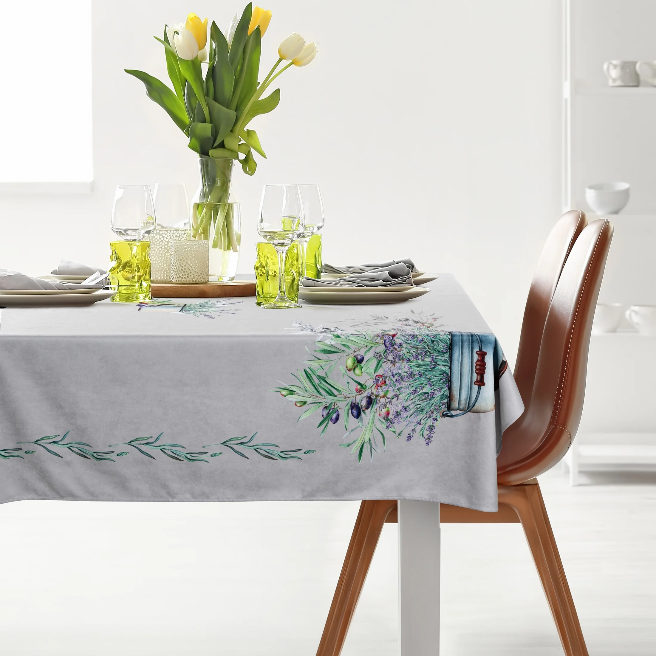 Obrus jasnoszaro, fioletowy 140x180 cm SUMMER 1 z nadrukowanym motywem bukietu lawend