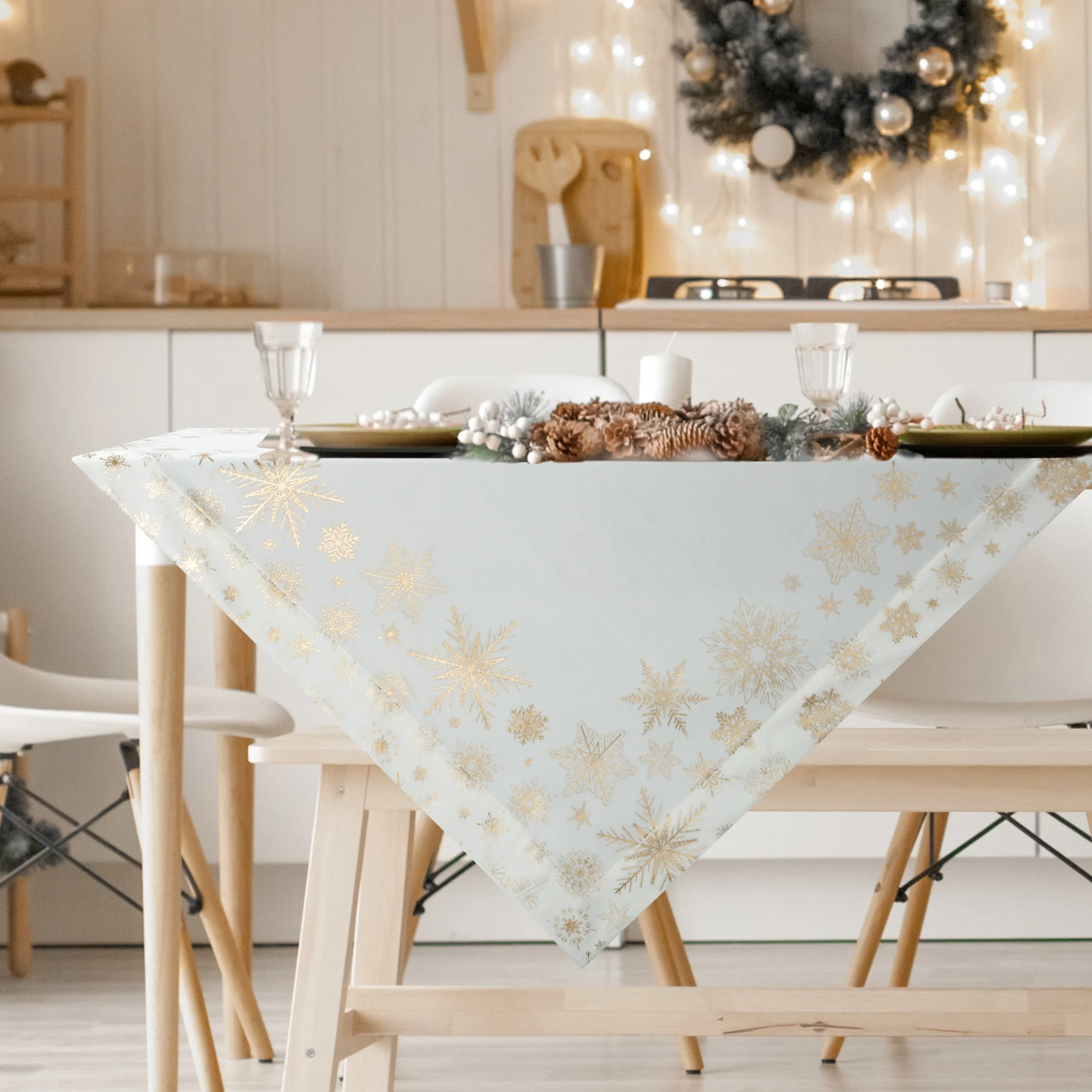 Obrus na stół biało, szampański 85x85 cm welwetowy JOY w śnieżynki