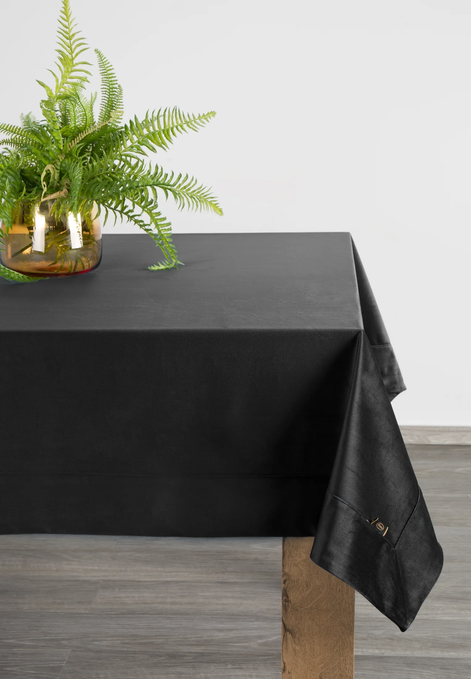 Obrus czarny 145x220 cm welwetowy VELVET z ozdobną listwą
