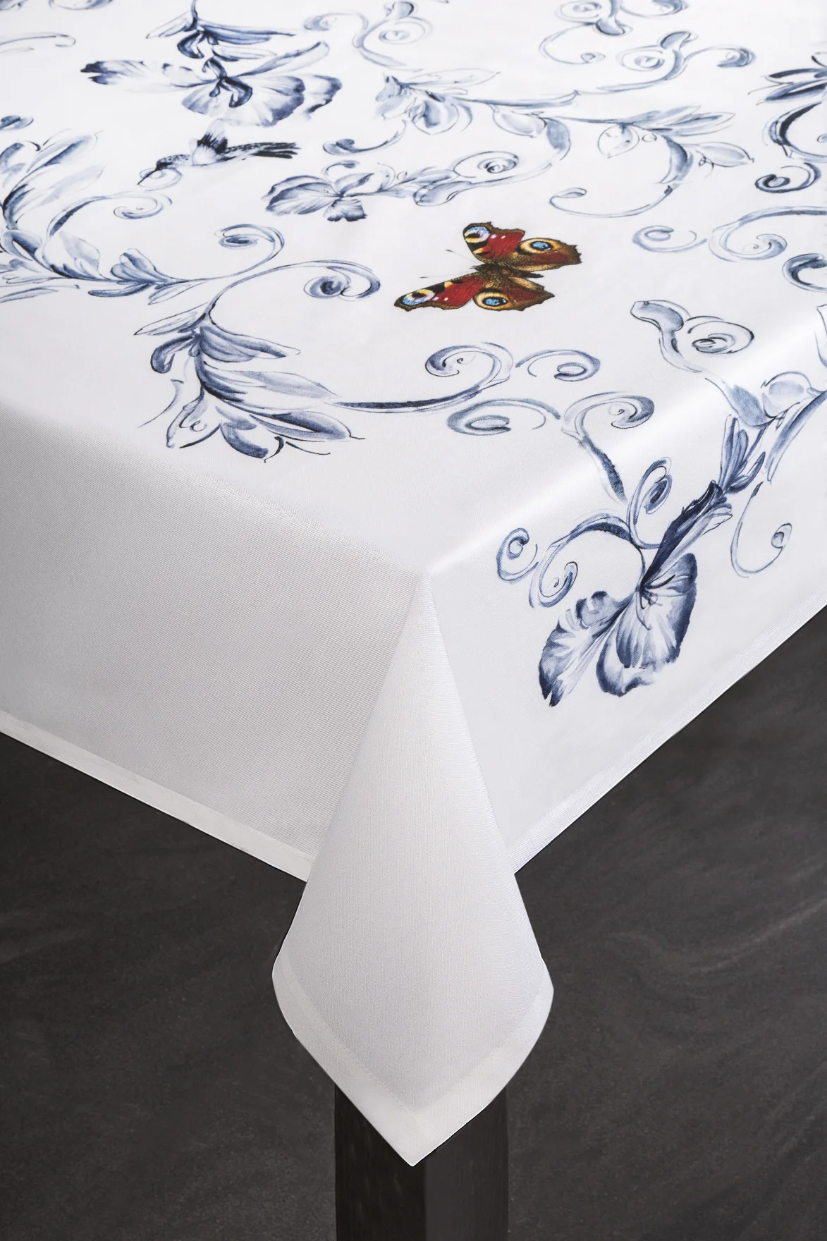 Obrus z ornamentowym wzorem i motylami 140 x 220 cm