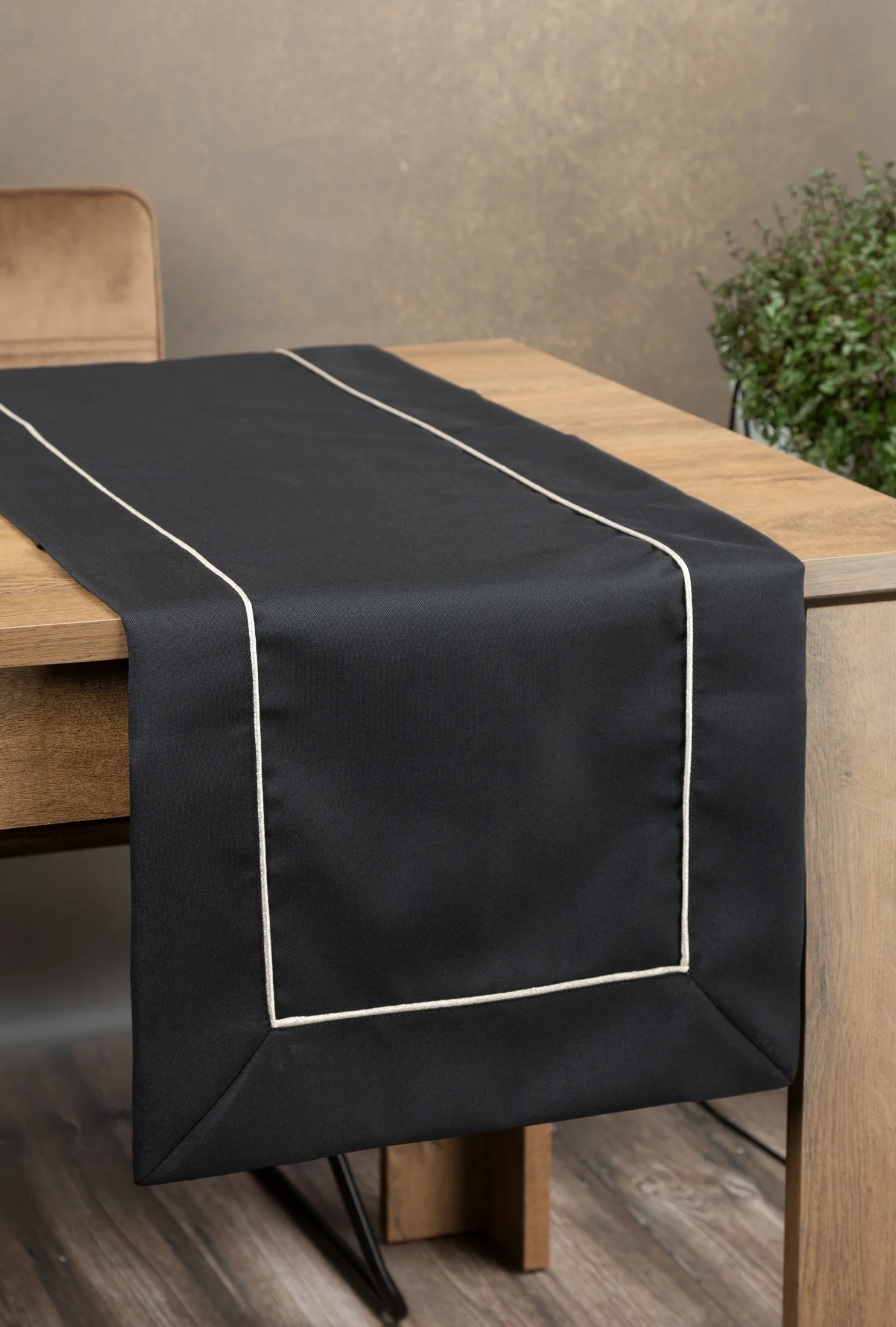 Bieżnik na stół czarny 40x180 cm KARIN z ozdobną listwą oraz złotą wypustką w eleganckim opakowaniu