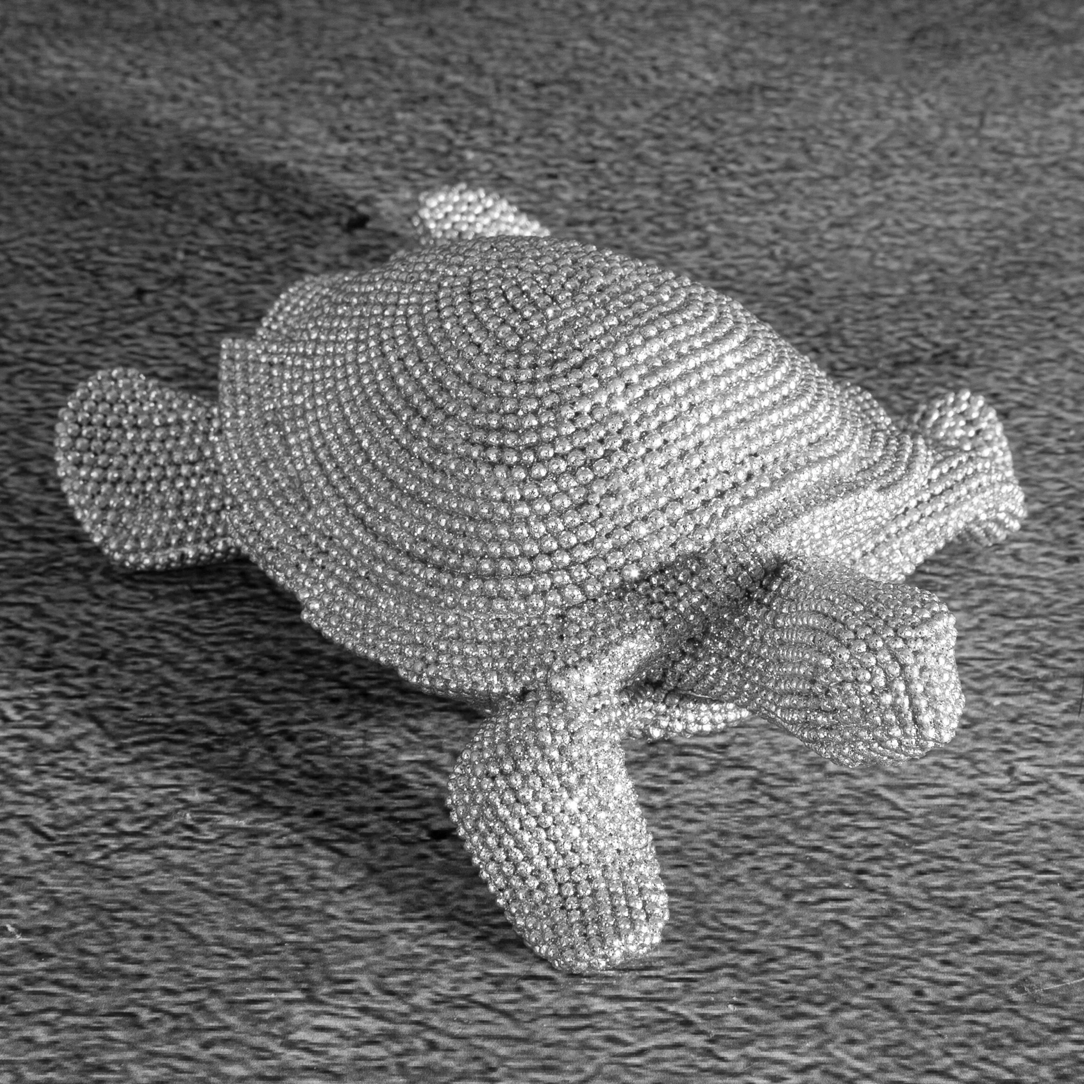 Figurka srebrna żółw o drobnym strukturalnym wzorze 14x12x5 cm ELDO Eurofirany