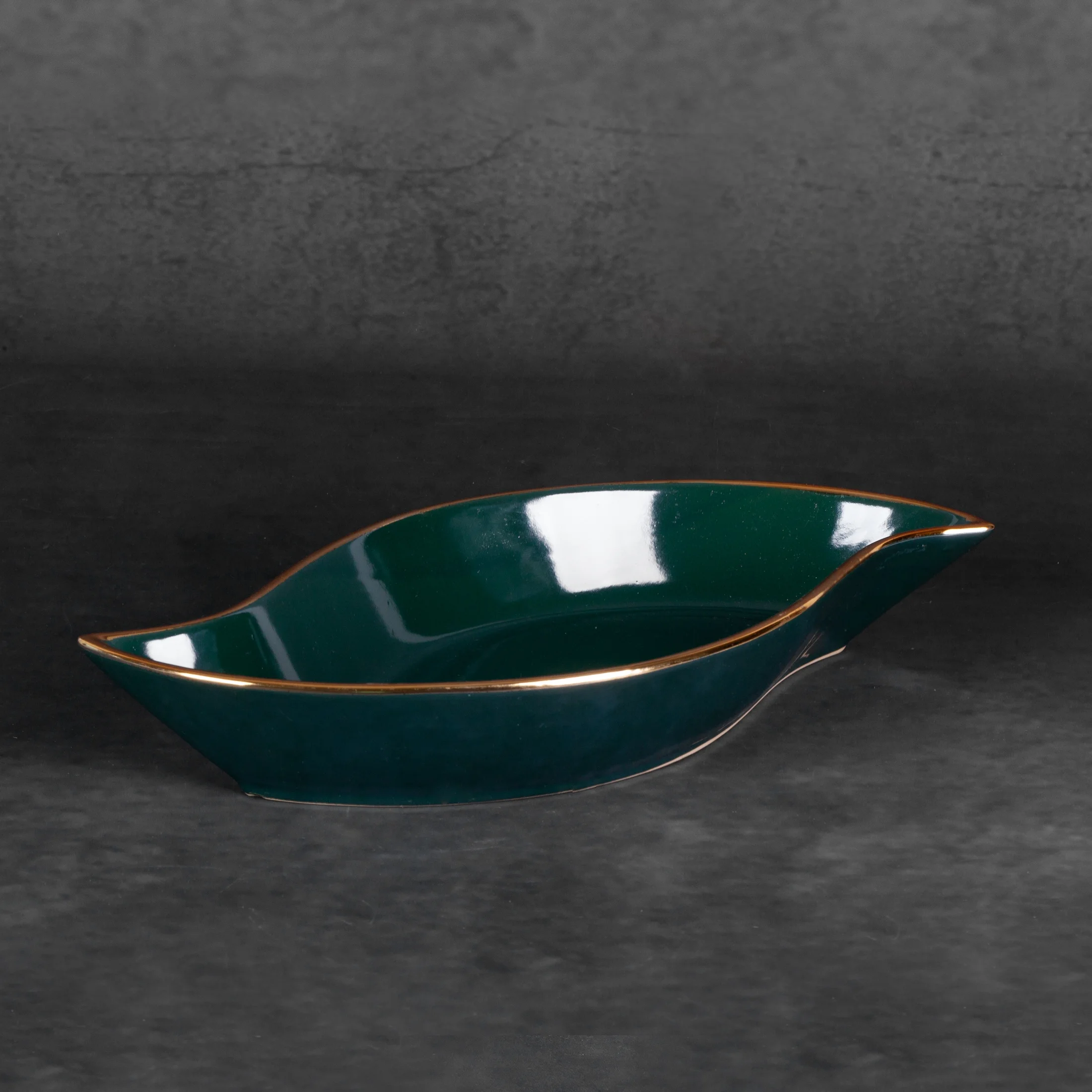 Patera ceramiczna dekoracyjna zielona o lśniącej powierzchni ze złotym detalem 31x17x5 cm AMORA Eurofirany