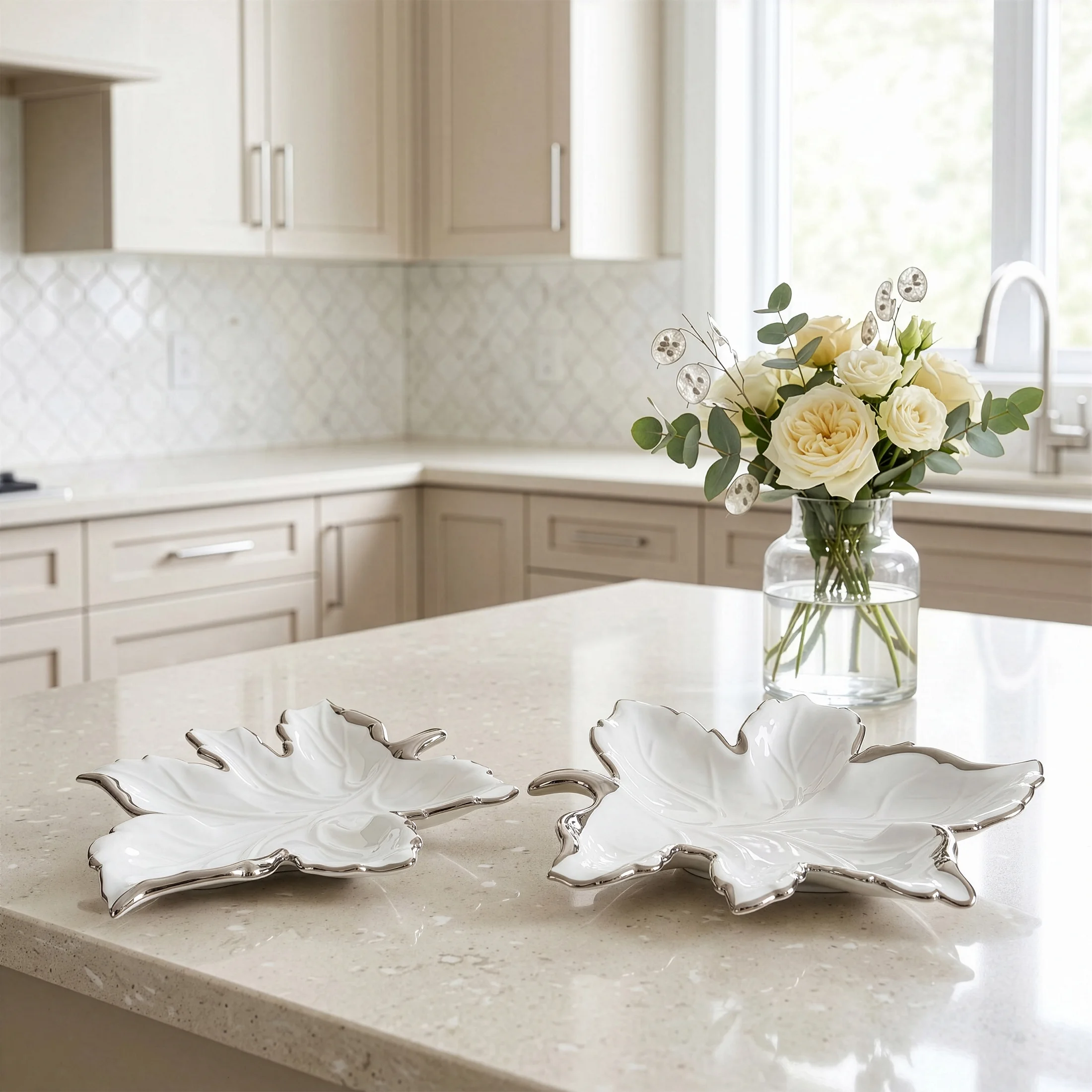 Patera ceramiczna biało-srebrna w kształcie liścia 33x35x6 cm ABBI Eurofirany