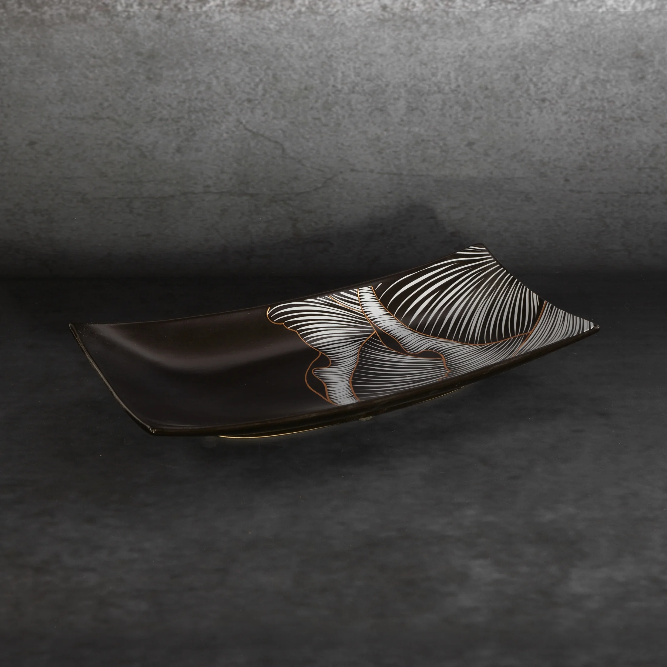 Patera dekoracyjna czarno-złota z motywem płatków peoni 30x15x5 cm PEONIA LIMITED COLLECTION Eurofirany