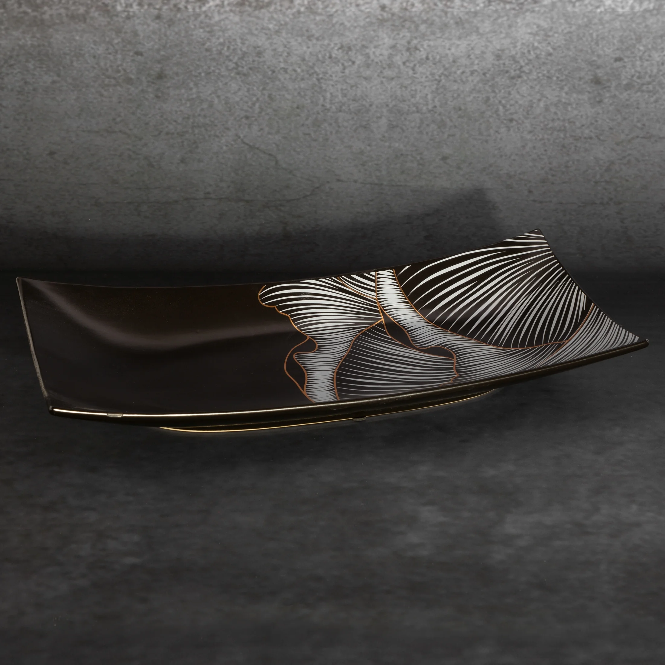 Patera dekoracyjna czarno-złota z motywem kwiatu peoni 41x21x9 cm PEONIA LIMITED COLLECTION Eurofirany
