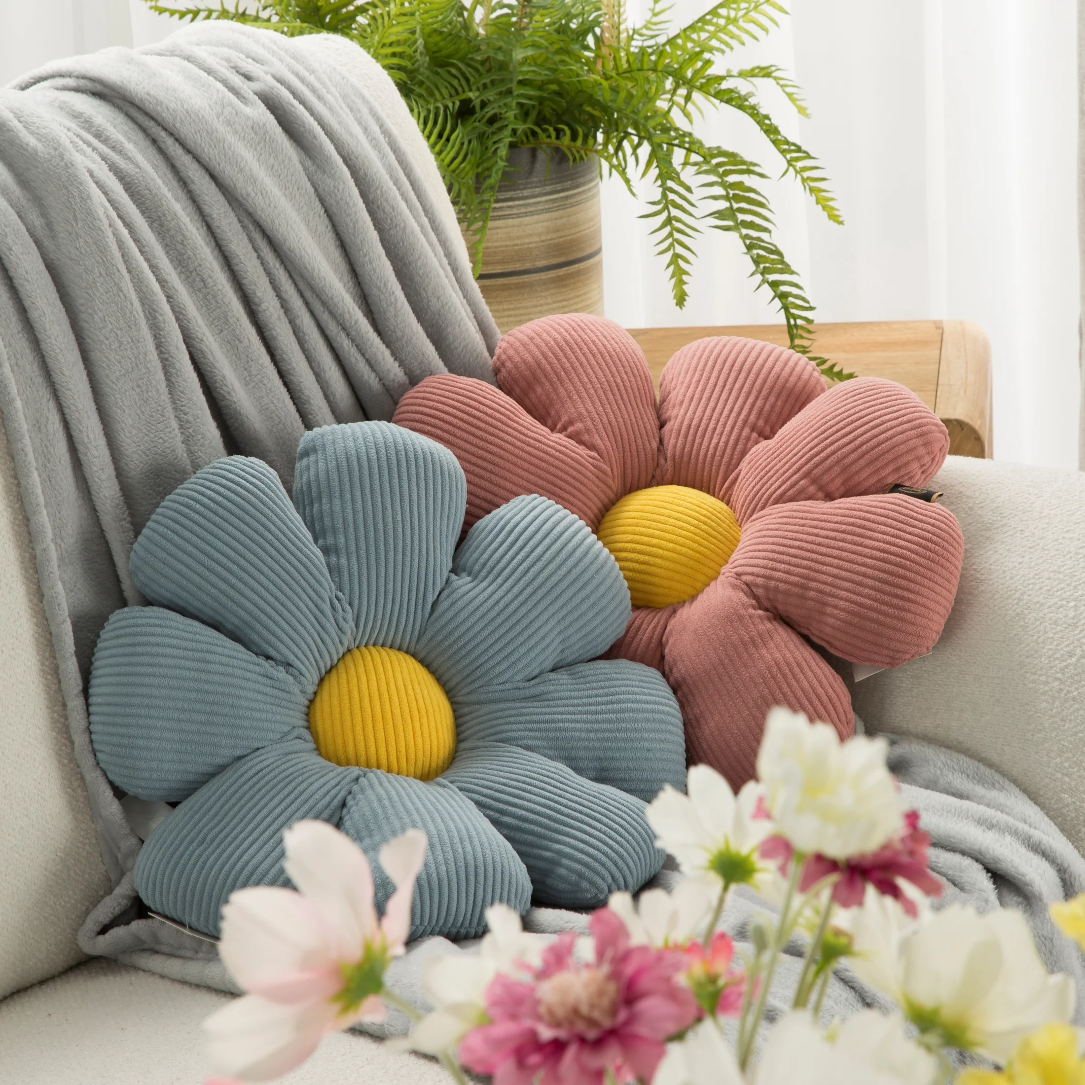 Poduszka w formie kwiatka 37 x 37 x 13 cm z sztruksu niebiesko, żółta FLOWERS Eurofirany