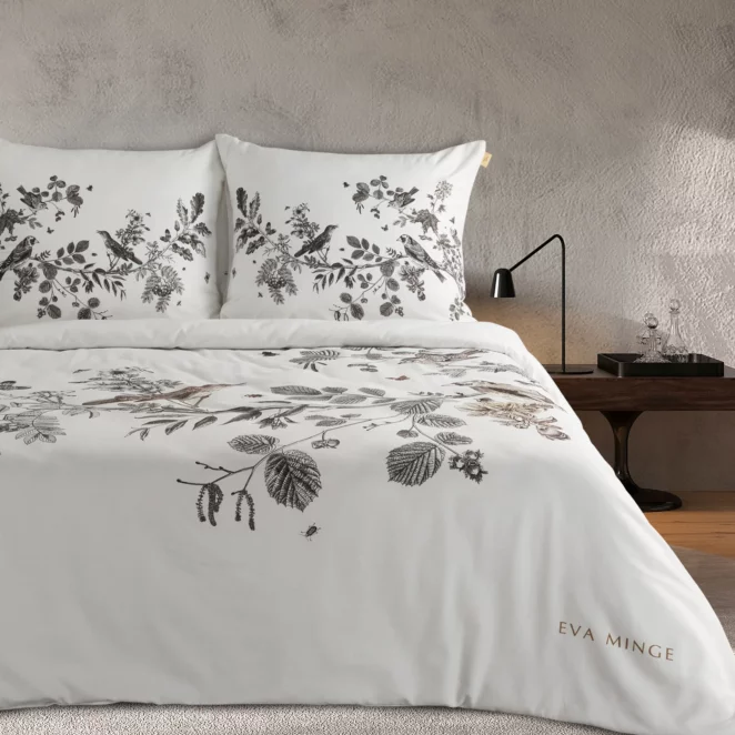 Pościel bawełniana z makosatyny 160x200 cm komplet 3 częściowy  kolor  biało, stalowy z designerskim roślinnym nadrukiem  DORIS Eva Minge Eurofirany