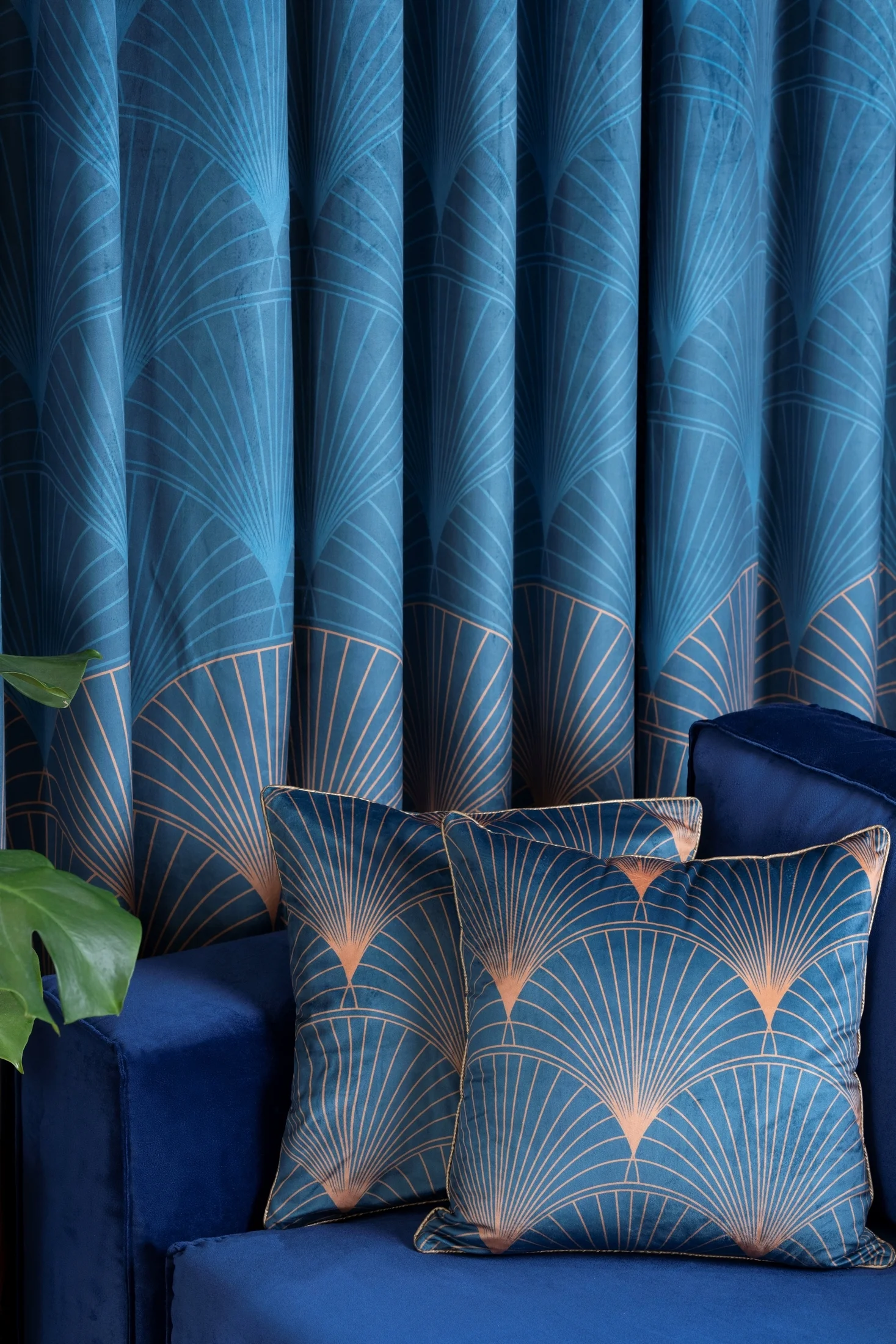 Poszewka dekoracyjna LOTOS 1 z welwetu ze złotym wzorem w stylu art deco Limited Collection Eurofirany