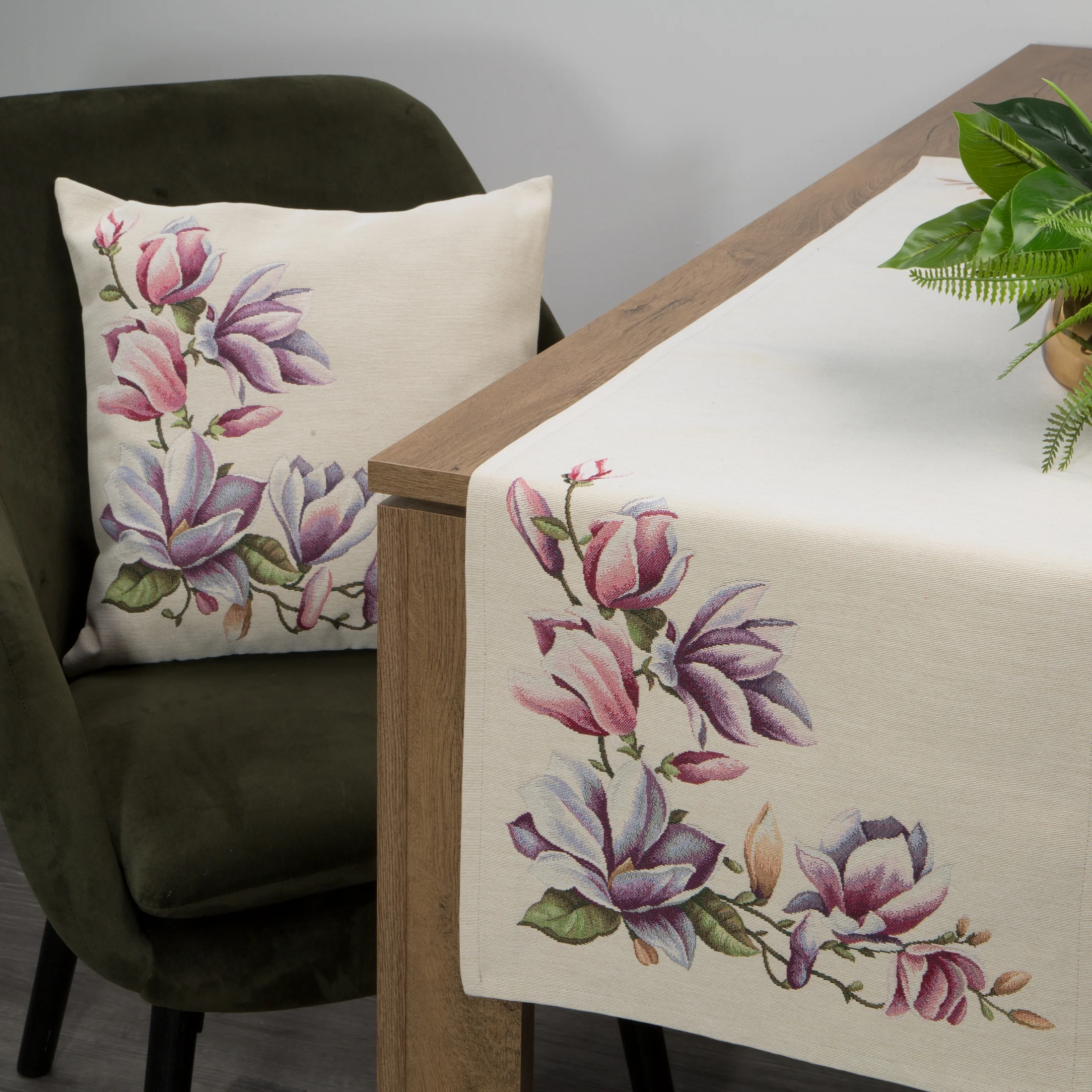Poszewka na poduszkę 45x45 cm gobelinowa z tkanym motywem kwitnących magnolii naturalno, różowa GOB Eurofirany