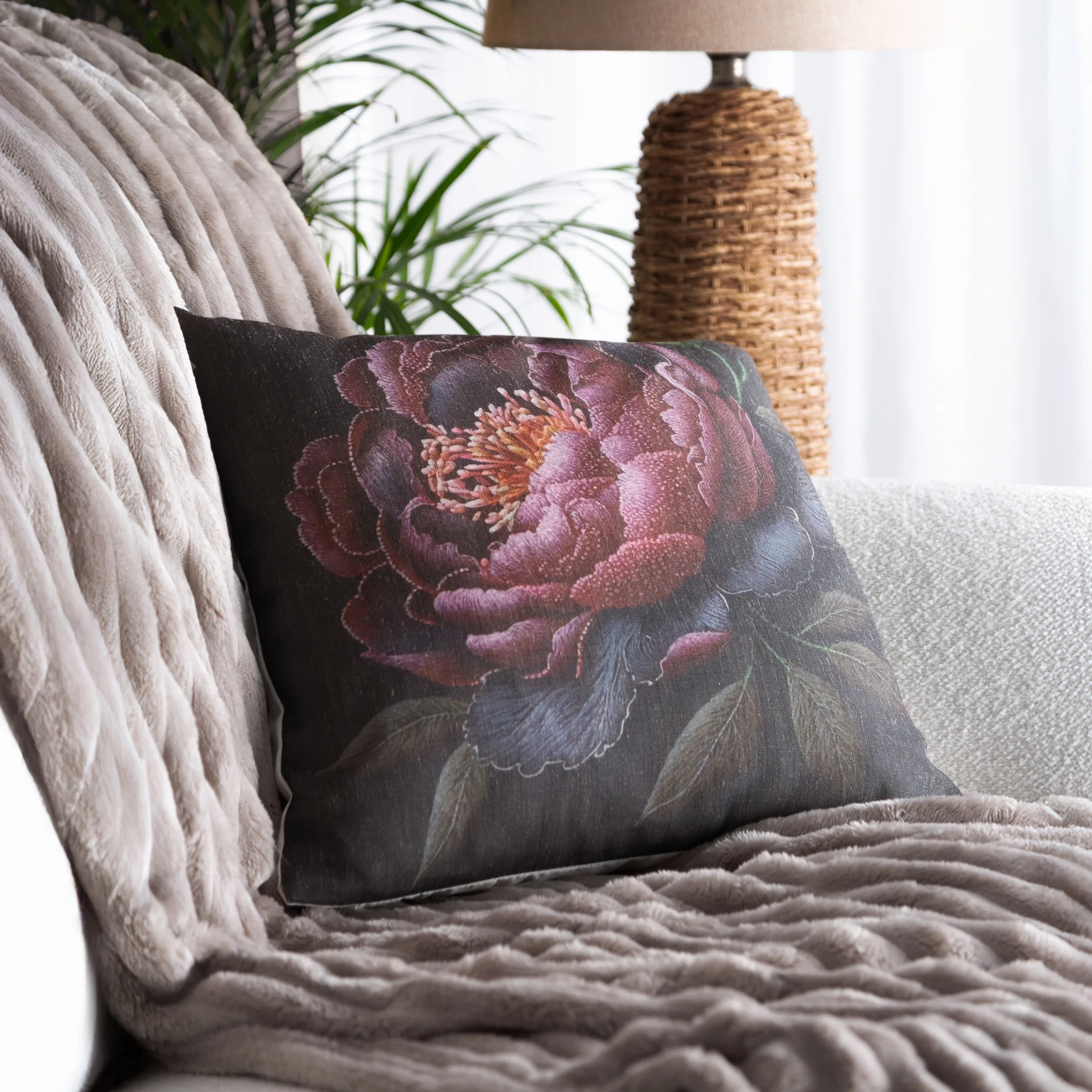 Poszewka na poduszkę 45x45 cm o strukturze lnu z nadrukiem subtelnych kwiatów czarno, różowa LEN Eurofirany