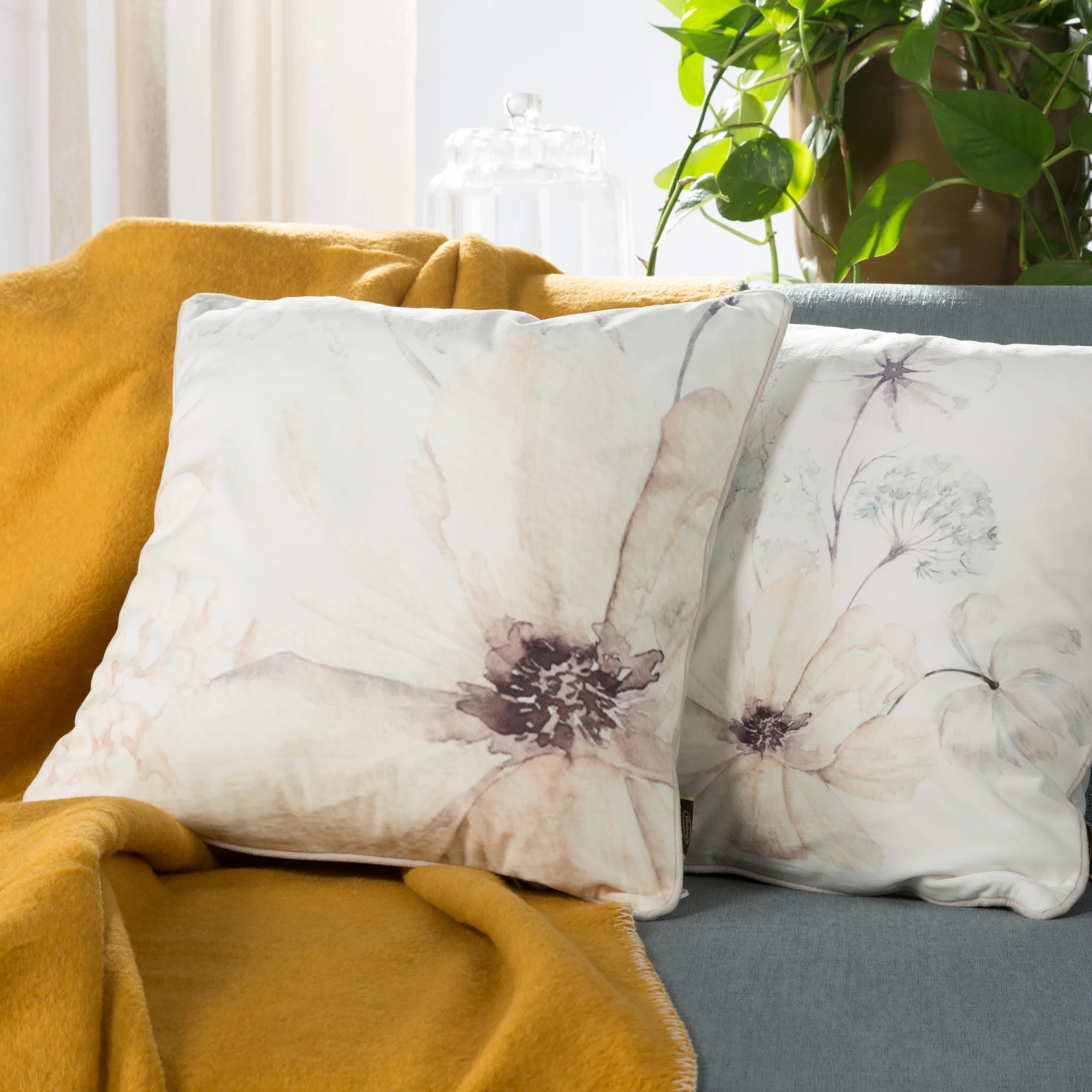 Poszewka na poduszkę 45x45 cm welwetowa, dwustronna z motywem kwiatów z wypustką na brzegach beżowo, kremowa VELVET 128 EUROFIRANY PREMIUM