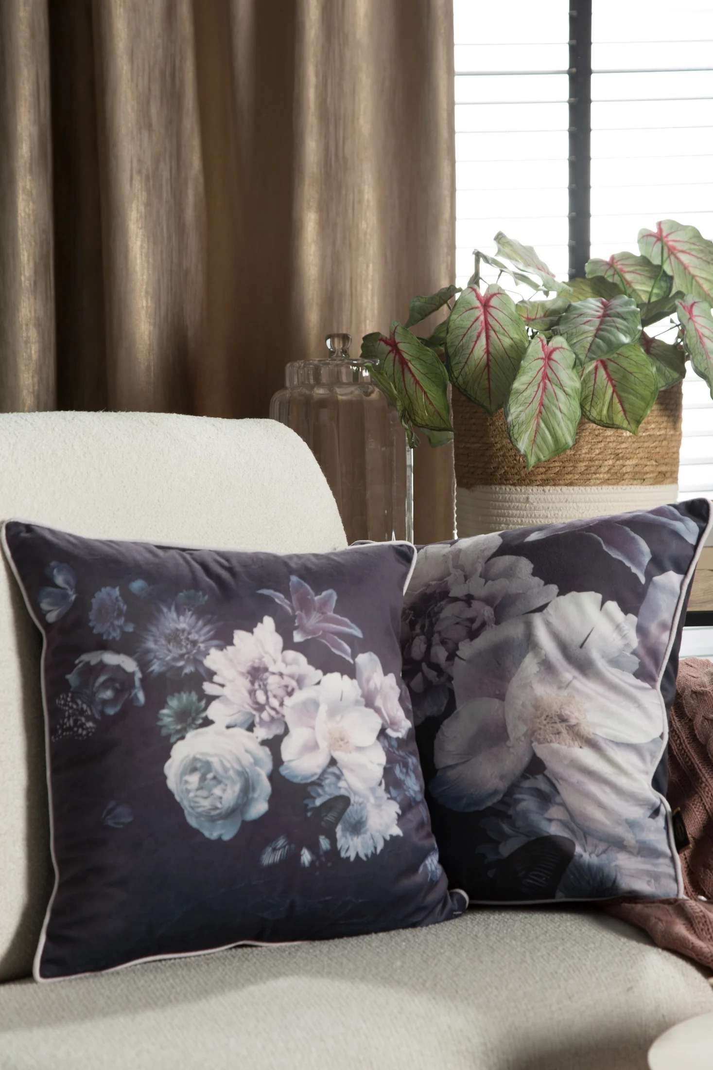 Poszewka na poduszkę 45x45 cm welwetowa, dwustronna z motywem kwiatów z wypustką na brzegach czarno, fioletowa VELVET 133 EUROFIRANY PREMIUM
